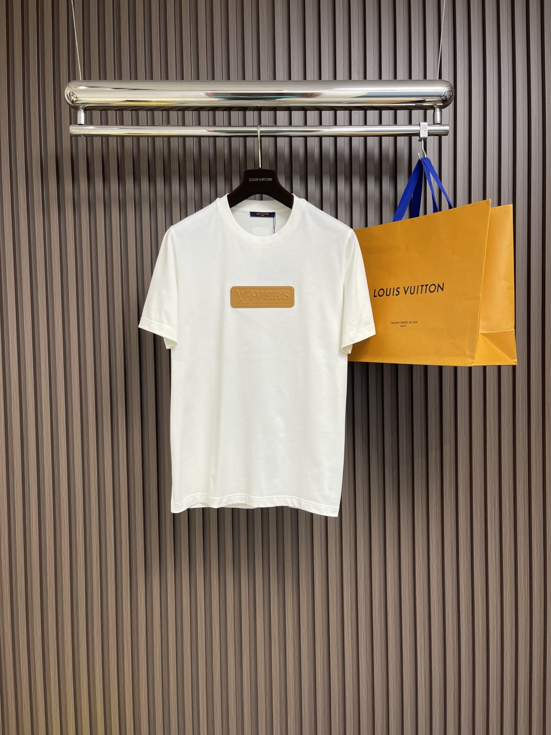 NO:121594,LV 2025SS Early Spring Three-dimensional jean-sealed logo letter T-shirt, the fabric is made of 26 single-strand pure cotton, the large goods are carefully cut and cut, ensuring the consistent shape of each piece of clothing, the production factory is produced by professional knitting to ensure the quality of the large goods. A very versatile model, welcome to compare the entire network. Size S-XL S-size bust 102cm Shoulder width 44cm Longitudinal length 69cm M S-size bust 106cm Shoulder width 45cm Longitudinal length 70cm L S-size bust 110cm Shoulder width 46cm Longitudinal length 71cm XL S-size bust 114cm Shoulder width 47cm Longitudinal length 72cm, louis vuitton,tees,t-shirt,alexander wang19860909LV 2025SS早春 立体仔章logo字母T恤,面料采用26支单股纯棉,大货采用取花精心断裁,保证每件衣服花型一致,生产工厂由专业针织生产,确保大货品质质量.非常百搭的一款,欢迎对比全网.尺码S-XL S码胸围102cm 肩宽44cm 衣长69cm M码胸围106cm 肩宽45cm 衣长70cm L码胸围110cm 肩宽46cm 衣长71cm XL码胸围114cm 肩宽47cm 衣长72cm,,louis vuitton,tees，t-shirt,alexander wang,Men's clothing