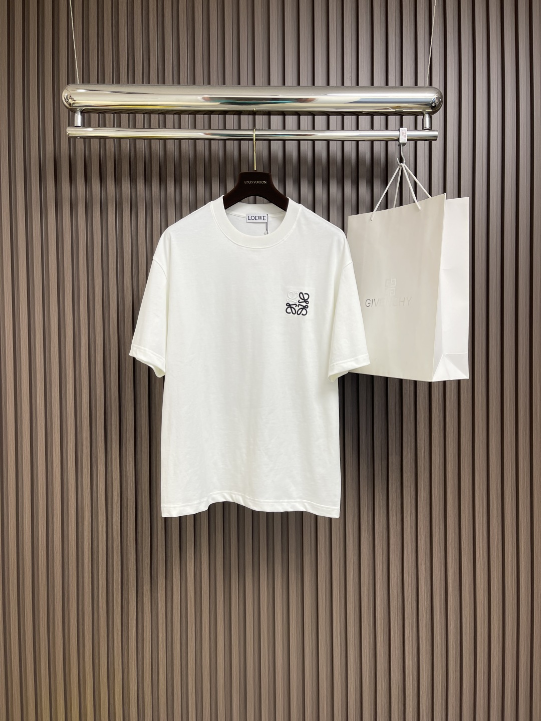 NO:121576,loewe logo embroidered round neck short-sleeved T-shirt, using exclusive custom 270g original double strand double yarn pure cotton fabric, fixed weaving and dyeing same cylinder without color difference ribs, customized auxiliary materials, complete three standards, oversize loose style, fine workmanship, soft and comfortable fabric without deformation, same style for men and women, sizes S-XL, loewe, loewe, versace, T-shirt, tees, t-shirt, alexander wang19860909loewe 罗意威logo刺绣圆领短袖T恤,采用独家定制270g原版双股双纱纯棉面料,定织定染同缸无色差罗纹,定制辅料,三标齐全,oversize宽松版型,做工精细完美,面料柔软舒适且不变形,男女同款,尺码S-XL,,loewe,loewe,versace,T-shirt,tees，t-shirt,alexander wang,Men's clothing