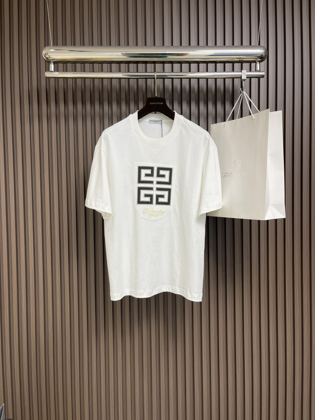 NO:121589,Givenchy  Logo embroidered short-sleeved T-shirts have become a must-have item in summer wardrobe with their simple yet stylish design. Short-sleeved sleeves are clean and neat, and are very easy to match with various bottoms, both or both, and can be easily controlled, showing different styles and charms. Embroidery is the highlight of the whole piece. The exquisite embroidery craftsmanship is full of three-dimensionality, delicate touch, and shows the sense of quality. The style is simple and elegant, which not only retains the basic fashion elements, but also adds a bit of personalized atmosphere. The short-sleeved style design is very ergonomic, and it is comfortable to wear.  There is no tightness. At the same time, the short sleeves are just right in length, which can reveal the slender arm lines without being too exposed. Whether it is for daily travel, casual gathering, or simple home wear, this short sleeves can become your ideal choice. With its simple and fashionable design and comfortable and comfortable wearing experience, you can keep you refreshing and comfortable in the hot summer. Size S-XL, given, T-shirt, tees, t-shirt, alexander  wang19860909Givenchy logo刺绣短袖T恤,以其简约而不失格调的设计,成为夏日衣橱中的必备单品.短袖干净利落,极易搭配各种下装,无论是、还是,都能轻松驾驭,展现出不同的风格魅力.刺绣是整件的亮点所在,精致的刺绣工艺立体感十足,触感细腻,彰显品质感.样式简约大方,既保留了基础的时尚元素,又增添了几分个性化的气息.短袖的版型设计非常贴合人体工学,穿着舒适自如,不会有紧绷感.同时,短袖的长度恰到好处,既能露出纤细的手臂线条,又不会显得过于暴露.无论是日常出行、休闲聚会,还是简单的居家穿着,这款短袖都能成为你的理想选择.它以其简约时尚的设计和舒适自在的穿着体验,让你在炎炎夏日中也能保持一份清爽与自在.尺码S-XL,,givenchy,T-shirt,tees，t-shirt,alexander wang,Men's clothing