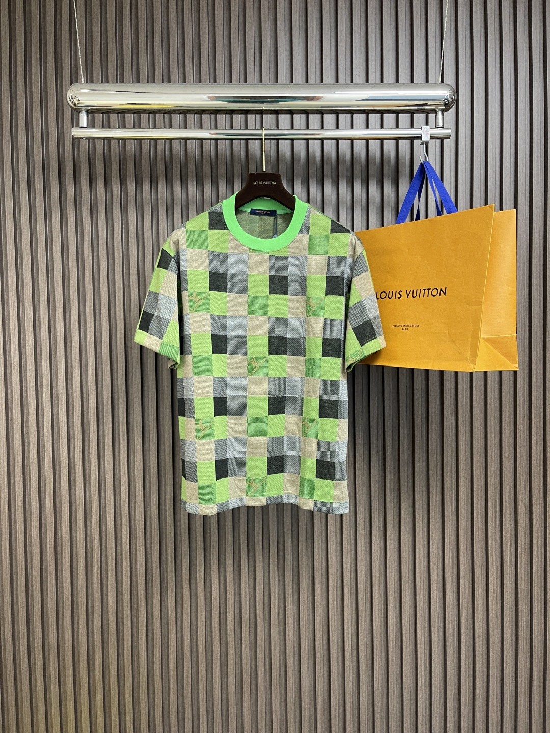 NO:121572,LV checkerboard jacquard knitted short-sleeved T-shirt, fabric is made of 40s double-strand mercerized cotton, gram weight 180g, embryo cloth is cooked in the tank to remove impurities, fiber cotton shell, no fluorescent white semi-bleaching base cloth, multiple plates are modified and colored, and the later steaming and washing water is used to make a super-positioning and set the shipment, front and back line positioning letters, laser infrared marking hand-cut, matching 32s double yarn 1*1 cotton thread, full set of paired washing water mark auxiliary materials. Size S-XL,,louis vuitton, T-shirt,tees, t-shirt,alexander wang19860909LV 棋盘格提花针织短袖T恤,面料采用40s双股丝光棉,克重180g,胚布缸内煮炼祛除杂质色纤棉壳,不添加荧光增白剂,做成成品无荧光白半漂底布,多次打版修改花型细节并调色,后期蒸化洗水整玮仪打超位定型出货,前后幅定位字母花位,激光红外线标记手工裁剪,配套32s双纱1*1全棉螺纹,全套对版洗水唛辅料.尺码S-XL,,louis vuitton,T-shirt,tees，t-shirt,alexander wang,Men's clothing