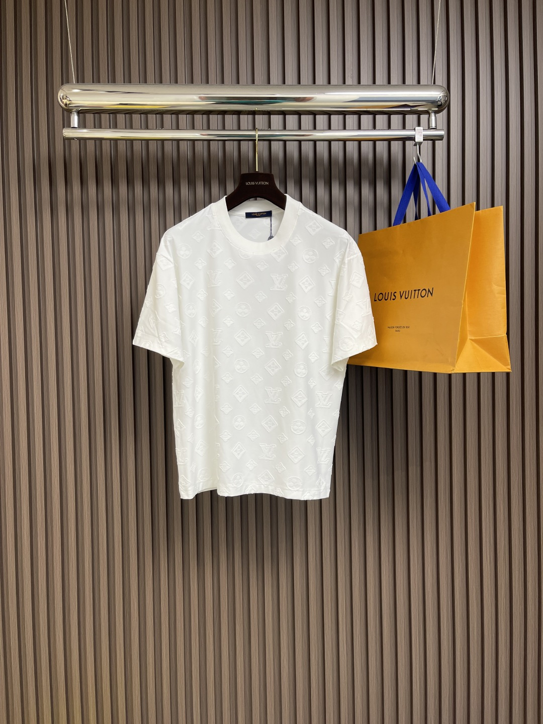 NO:123446,LV three-dimensional presbyterian logo patch logo short-sleeved T-shirt, genuine 260g pure cotton double sand fabric. All fabrics have been shrinked in advance. Complete packaging. All original versions are restored and customized. The same styles are versatile for men and women. A more classic model. Size S-XL,,louis vuitton,T-shirt,tees,t-shirt,alexander wang19860909LV 立体老花logo贴布标识短袖T恤,正儿八经260克纯棉双砂面料 所有面料均已提前做过缩水处理 包装齐全 均原版还原定制 男女同款百搭 比较经典的一款 尺码S-XL,,louis vuitton,T-shirt,tees，t-shirt,alexander wang,Men's clothing