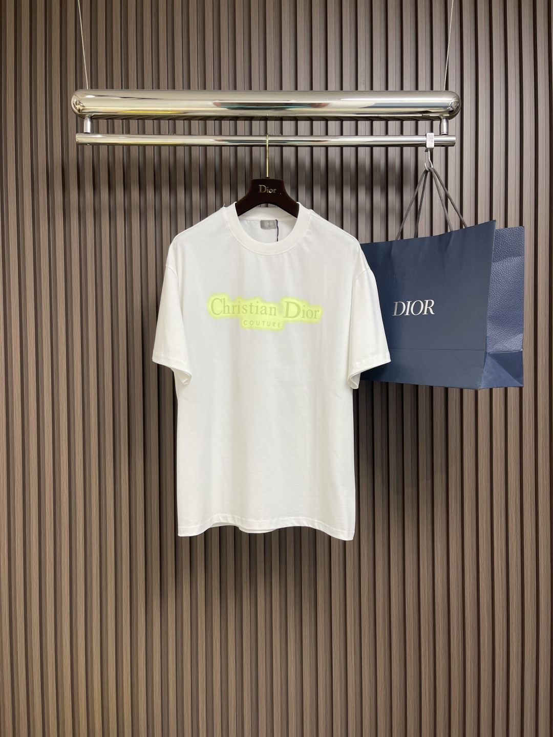 NO:121575,Dior cotton jersey fabric round neck short-sleeved T-shirt, christian dior couture print, christian dior couture print pays tribute to halo effect, reinterpreting the classic logo with fluorescent effect. It is carefully crafted with cotton jersey fabric and matched with ribbed round neck to create a classic style. Style casual, chest halo effect christian dior couture logo. Size S-XL,,dior,T-shirt,tees,t-shirt,alexander wang19860909Dior 棉质平纹针织面料圆领短袖T恤,christian dior couture 印花,致敬光晕效果的christian diOr couture 印花,以荧光效果重新诠释经典标志.采用棉质平纹针织面料精心制作,搭配罗纹圆领,打造经典版型.款式休闲,胸前光晕效果 christian diOr couture 标志.尺码S-XL,,dior,T-shirt,tees，t-shirt,alexander wang,Men's clothing