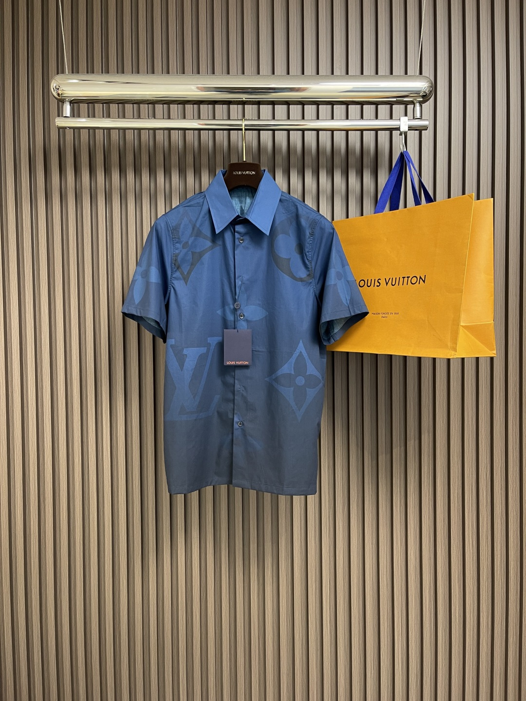 NO:123496,LV ss new printed pattern lapel single-breasted short-sleeved shirt, the style of the shirt is cut and cut in a plastic manner, and does not require too much decoration. It is extremely simple for men to be charming!  Built with imported organic cotton, the style is more crisp and natural, with extremely comfortable touch and excellent fit!  Size S-XL, louis vuitton,shirts,T-shirt,alexander wang19860909LV ss新款印花图案翻领单排扣短袖衬衫,衬衫的版型剪裁精剪塑性,不需要过多的装饰,对于男士来说极简便是自身魅力！ 客供进口有机棉打造,更显版型的挺括自然,触感极为舒适,贴身性能绝佳！尺码S-XL,,louis vuitton,shirts,T-shirt,alexander wang,Men's clothing