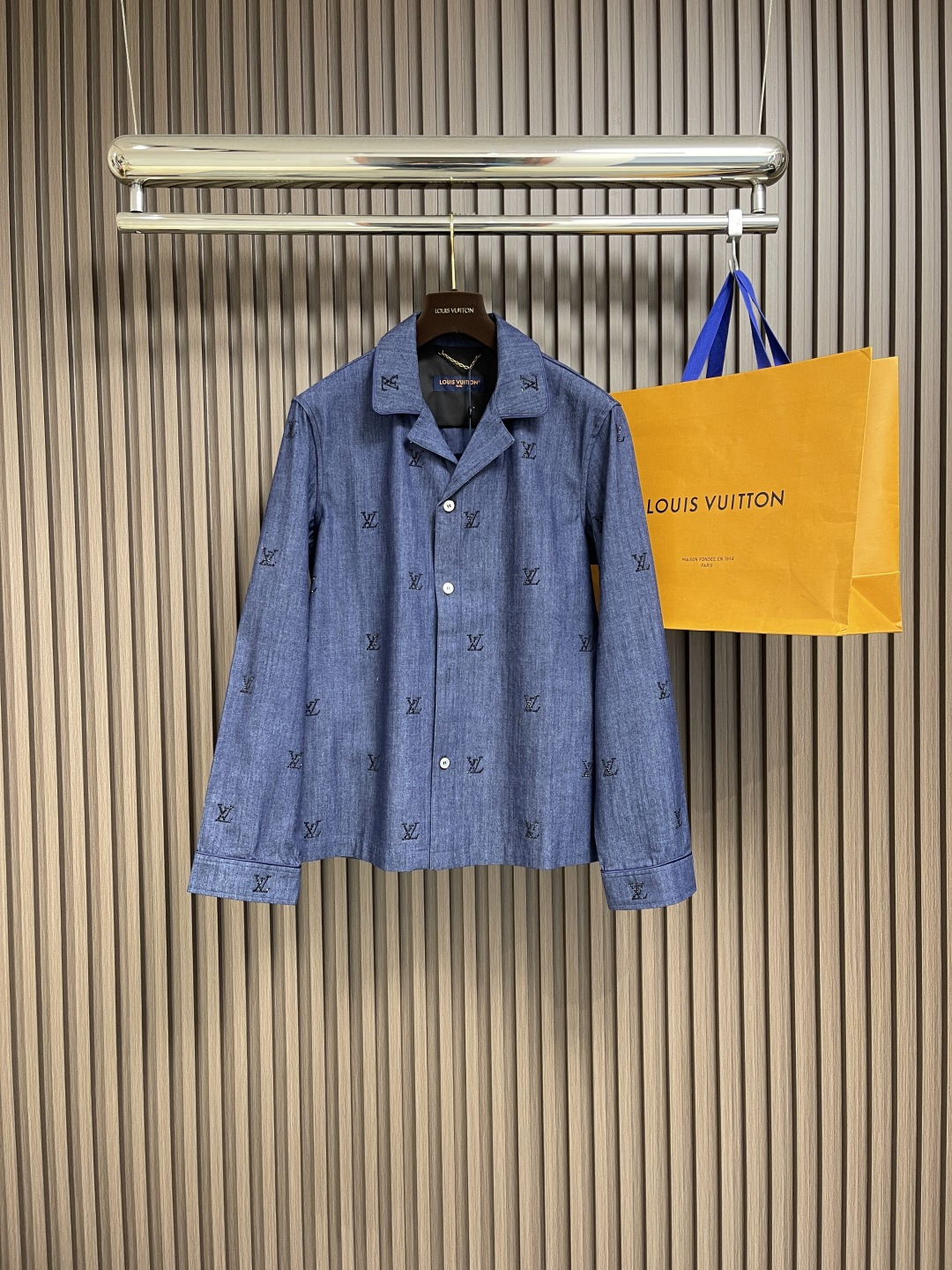 NO:123449,Tops, trousers, P LV Rhinestone diamond-set denim jacket jeans set, using custom cotton fabric, full-frame rhinestone pattern, custom pearlescent buttons. This style is renovated with youth cloth, with a leisurely atmosphere and elegant style. The full-frame pattern reveals gorgeous brushstrokes, the edges and collars illuminate the exquisite details, the overall line is straight and delicate, the fabric is comfortable and soft, and the color is consistent and there is no color difference. It can be matched with the same style to create a fashionable look, and control various occasions, custom auxiliary materials, complete three standards, the same style for men and women!  Top S-XL Trousers S-XL 29-30-31-32 Counter Size Large, Louis vuitton,jeans,jackets & coats,alexander wang19860909上衣 长裤P LV 莱茵石镶钻牛仔外套牛仔裤套装,采用定制棉质面料,全幅莱茵石 图案,定制珠光纽扣,本款以青年布焕新晚装设计,兼具闲适气息和雅致格调.全幅 图案展露华美笔触,镶边和开领点亮考究细节,整体走线平直细腻,面料舒适柔软,颜色一致无色差 能与同款搭配营造时尚造型,驾驭各种场合,定制辅料,三标齐全,男女同款！ 上衣S-XL 长裤S-XL 29-30-31-32 专柜码数 偏大,,louis vuitton,jeans,jackets & coats,alexander wang,Men's clothing