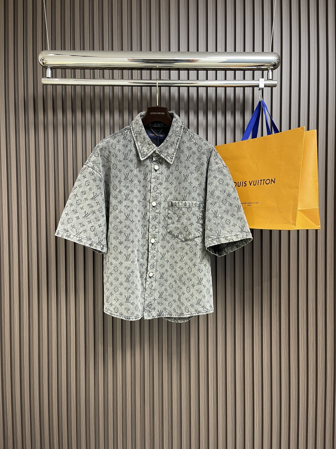 NO:123475,Tops, shorts, P LV ss Spring and summer new heavy industry jacquard denim short-sleeved jacket shorts set, dark gray washing denim fabric, customized white bead lettering buttons, new design auxiliary material button details, straight cut style design, full of classic brand logo jacquard effect, slightly loose style. Size S-XL shorts 29-30-31-32 counter number, large, louis vuitton, shorts, jackets & coats, T-shirt, alexander wang19860909上衣 短裤P LV ss春夏新款重工款提花牛仔短袖外套短裤套装,深灰色洗水牛仔面料,定制白珠刻字纽扣,全新设计辅料纽扣细节,直筒剪裁版型设计,满身经典品牌logo提花效果,微宽松版型. 尺码S-XL 短裤29-30-31-32 专柜码数 偏大,,louis vuitton,shorts,jackets & coats,T-shirt,alexander wang,Men's clothing