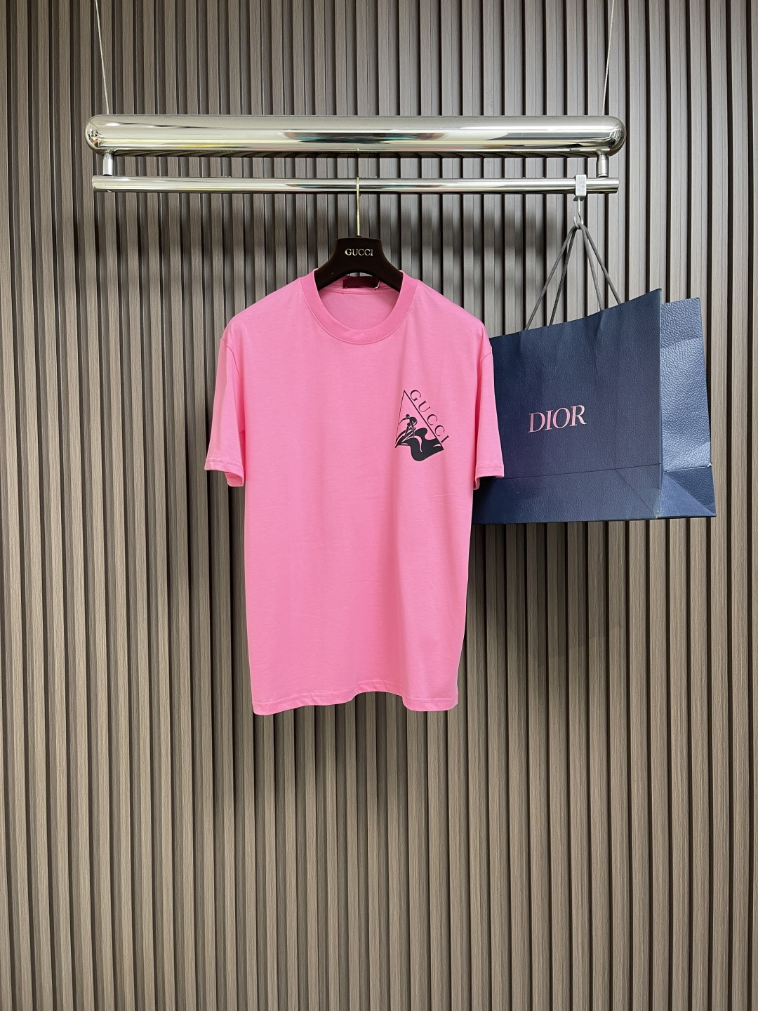 NO:123450,GUCCI 2025ss Early Spring Series, Surfing Element Printed Pattern Round Neck T-shirt, Customized 32 double yarn pure cotton fabric, 260g gram weight, soft and delicate, and is solider than ordinary cotton fabric, comfortable, breathable and not easy to deform, using imported nanoprinting, precision screen version makes the printing more three-dimensional, clear and detailed, the original auxiliary materials are complete, artificial hand-sewn woven label, the same style for men and women, size S-XL, gucci,tees, t-shirt, alexander wang19860909GUCCI 2025ss早春系列,冲浪元素印花图案圆领T恤,定制32支双纱纯棉面料,克重260g,手感松软细腻又比一般棉布料扎实,舒适透气不易变形,采用进口纳米印花,精密网版让印花更为立体清晰细致,原版辅料三标齐全,人工手缝织唛,男女同款,尺码S-XL,,gucci,tees，t-shirt,alexander wang,Men's clothing