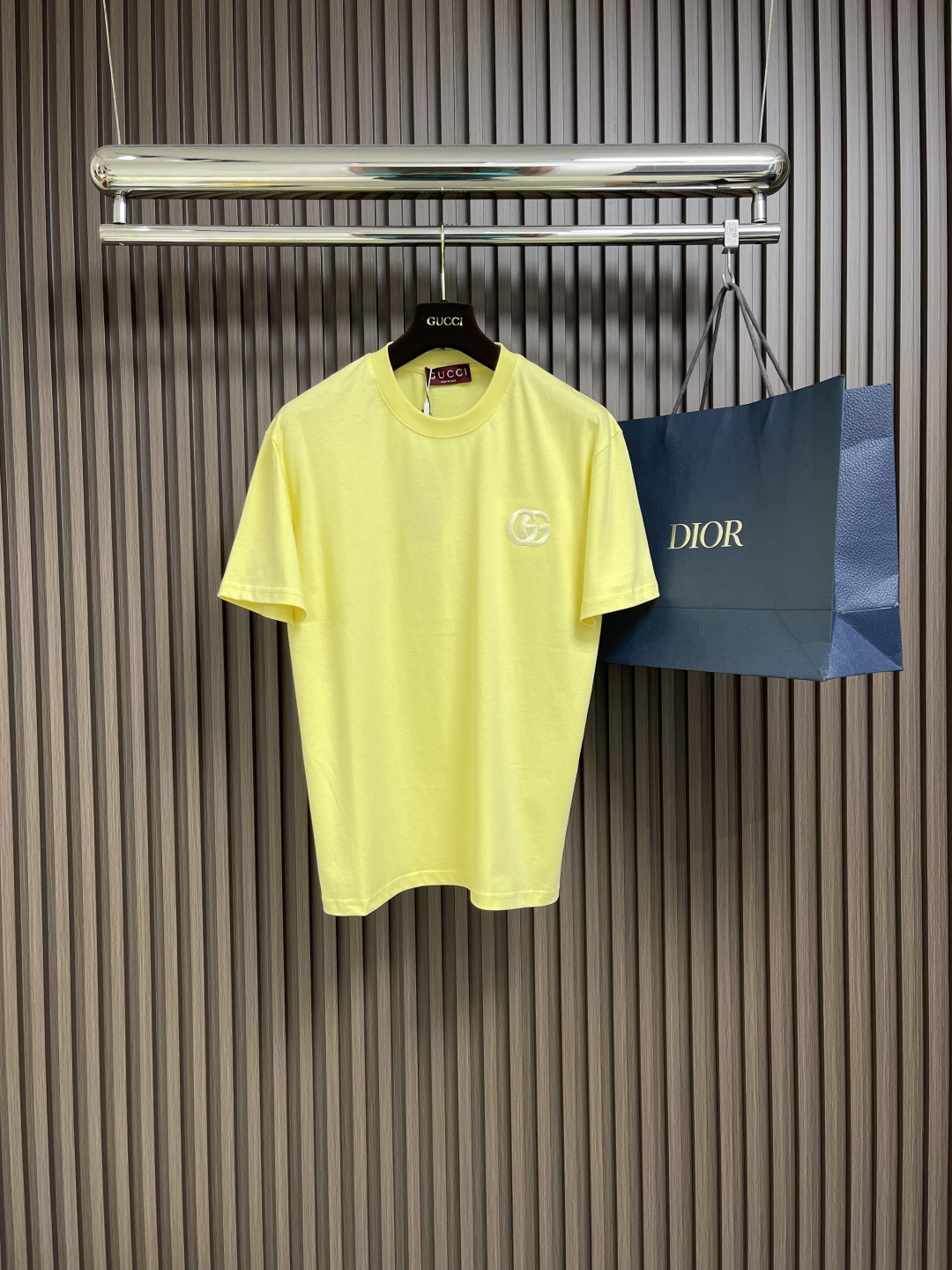 NO:123447,GUCCI 2025ss Spring and Summer New Classic Logo for Men's Chests, Casual Round Neck Short-Sleeve T-shirts, selected for customers to make high-quality plain cotton cloth. The fabric feels light and smooth, close-fitting, breathable and hygroscopic, and very skin-friendly. It is matched with the same color dyed ribbed round neck splicing. The upper body is versatile and not picky, and is a must-have choice for daily commuting outfits!  The fur and bust are equipped with iconic logos, and the classic fit and comfortable casual style is created. The style is age-reducing and fashionable. Whether worn alone or in the inner wear, it is super nice! Size S-XL, gucci, T-shirt, tees, t-shirt, alexander wang19860909GUCCI 2025ss春夏新款男士胸前经典logo标识休闲圆领短袖t恤,精选客供优质平纹棉布制作而成,面料触感轻薄爽滑,贴身透气吸湿且非常的亲肤,再搭配上同缸色染罗纹圆领拼接,上身基础百搭不挑人,是日常通勤着装的必备之选！衣身胸前配置了标志性标识,经典的合身舒适休闲版型打造,着身减龄时尚有内涵,无论单穿或是内搭都超级nice!尺码S-XL,,gucci,T-shirt,tees，t-shirt,alexander wang,Men's clothing