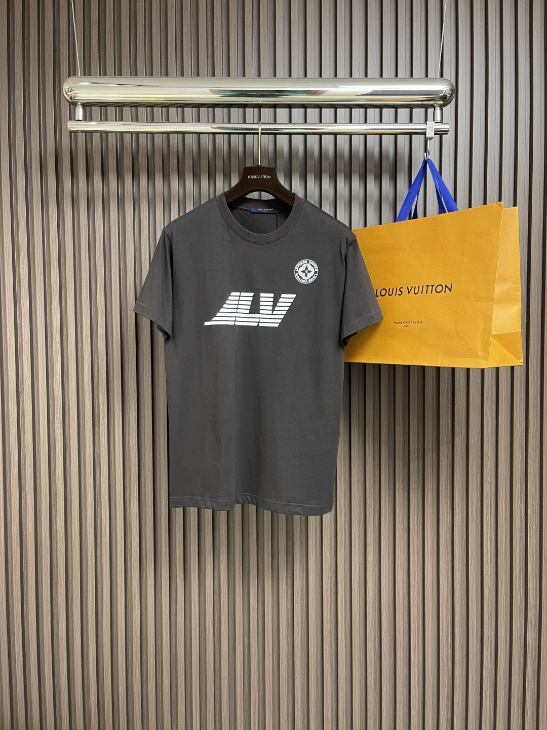 NO:123454,LV compass printed short-sleeved T-shirt, using 15s flat woven high-quality cotton, 230g; matched with 32s double yarn thread, 300g. The fabric is made of high-quality pure cotton fabric woven with plain weaving. The high-density environmentally friendly elastic adhesive printing process is a unique printing technology, which combines the three characteristics of high density, environmentally friendly and elastic. The adhesive has a high density, making the printing pattern more full and three-dimensional, and has a stronger visual impact. The overall wiring is straight and delicate, the fabric is comfortable and soft, and the color is consistent and there is no color difference. It can be matched with the same style to create a fashionable shape. It can handle various occasions, customize auxiliary materials, complete three standards, and the same style for men and women!  Size S-XL, louis vuitton, T-shirt,tees, t-shirt,alexander wang19860909LV 指南针印花短袖T恤,采用15s平织优质棉,230g；搭配32s双纱拉架螺纹,300g.面料采用平纹组织方式织造的品质优良的纯棉面料.高密度环保弹力胶浆印花工艺是一种独特的印刷技术,它结合了高密度、环保和弹力三大特性.胶浆具有较高的密度,使得印花图案更加饱满、立体,具有更强的视觉冲击力.整体走线平直细腻,面料舒适柔软,颜色一致无色差能与同款搭配营造时尚造型,驾驭各种场合,定制辅料,三标齐全,男女同款！尺码S-XL,,louis vuitton,T-shirt,tees，t-shirt,alexander wang,Men's clothing