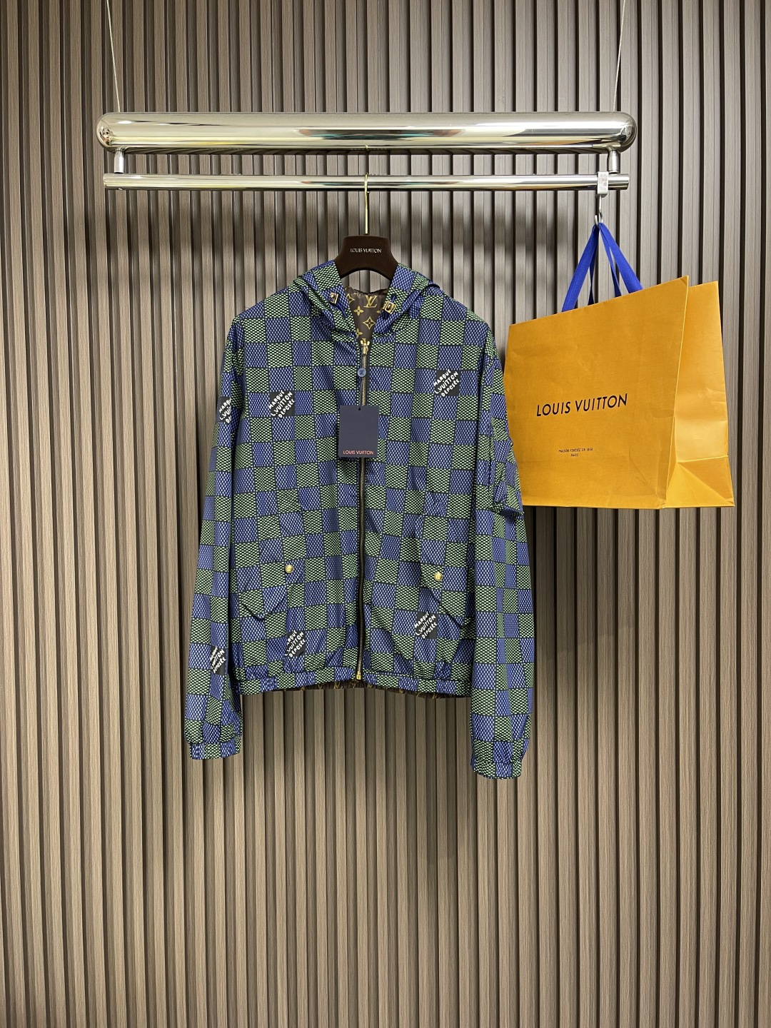 NO:123451,LV 2025ss new double-sided windproof jacket, from the 2025 spring and summer show, interprets the damier plaid from a modern perspective, and the full monogram pattern is displayed when flipped. The aircraft shape metal zipper head is crafted and engraved with brand elements, light texture and easy to store. Size S-XL,,louis vuitton, jackets & coats,alexander wang19860909LV 2025ss新款双面防风夹克,出自2025春夏秀场,以摩登视角诠释damier 格纹,翻转即现全幅 monogram 图案.飞机造型金属拉链头工致镂刻品牌元素,轻盈质地便于收纳.尺码S-XL,,louis vuitton,jackets & coats,alexander wang,Men's clothing