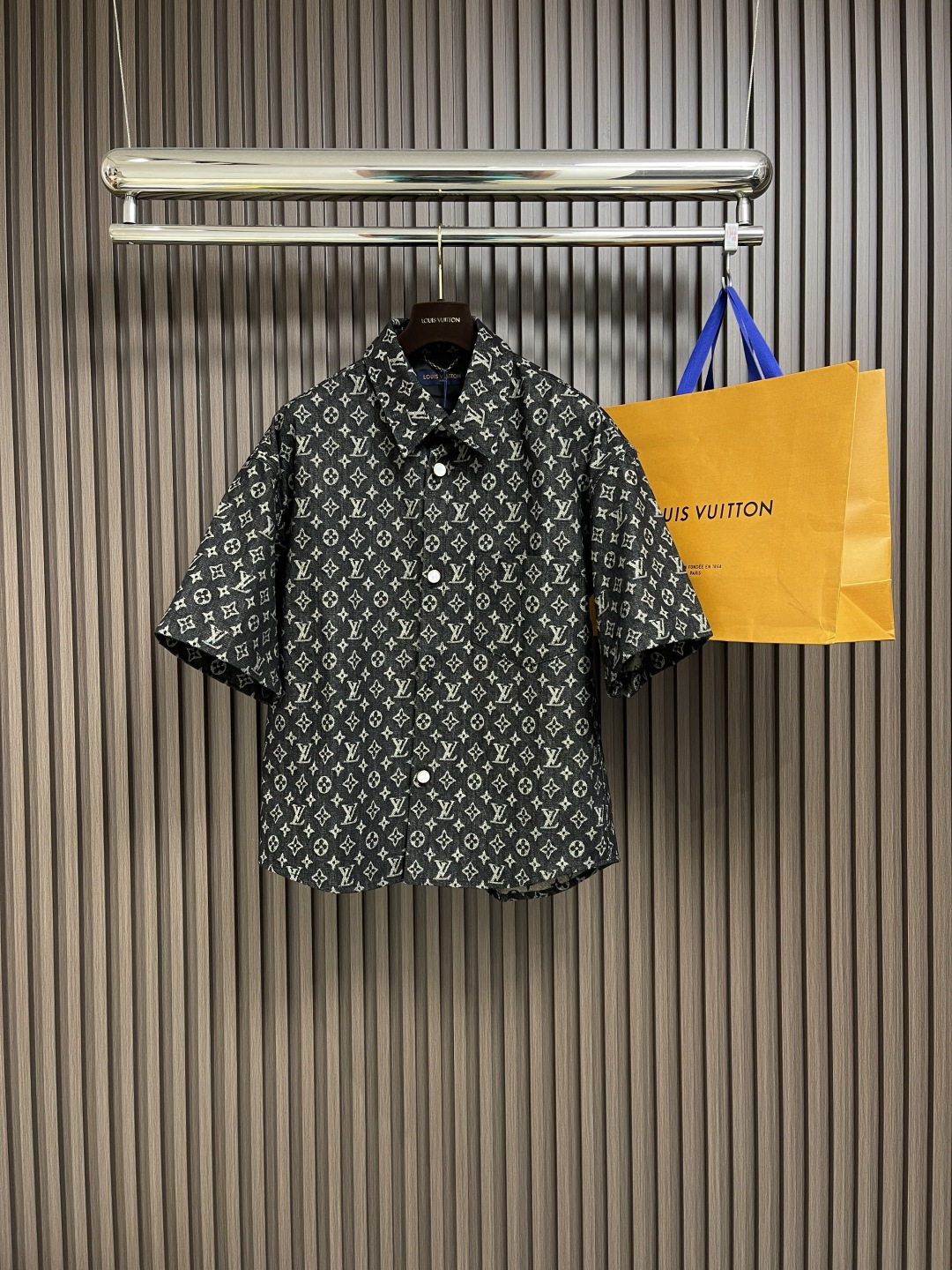 NO:123457,Top shorts P LV 2025ss new jacquard denim short-sleeved jacket shorts suit, the fashion show's denim flashes and charming, making the daytime look more outstanding. It is sewn with denim and printed monogram jacquard pattern. This style can be matched with the same series to create a dazzling and outstanding look. Size S-XL shorts 29-30-31-32 The counter is large in size, louis vuitton, shorts, jackets & coats, T-shirt, alexander wang19860909上衣 短裤P LV 2025ss新款提花牛仔短袖外套短裤套装,时装秀的牛仔闪烁迷人,令日间造型更见出众.采用牛仔布缝制,满印monogram提花图案,这款可配搭同系列,缔造夺目出众的造型.尺码S-XL 短裤29-30-31-32 专柜码数偏大,,louis vuitton,shorts,jackets & coats,T-shirt,alexander wang,Men's clothing