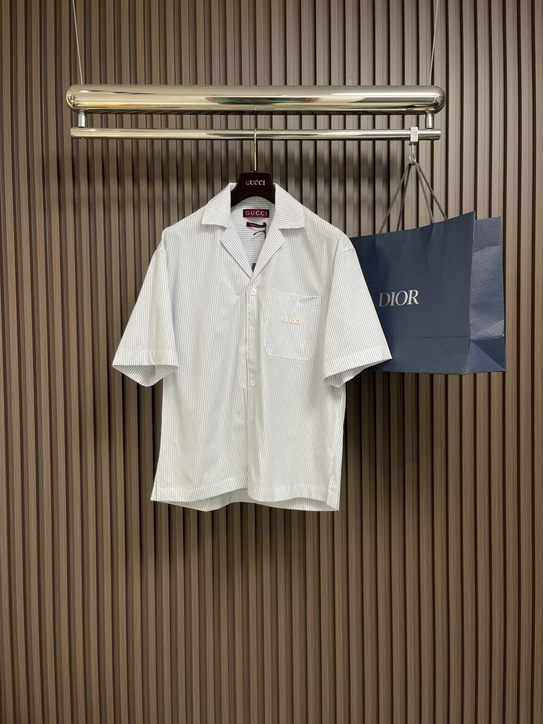 NO:123460,GUCCI 2025ss new striped short-sleeved shirt with brand logo on the chest, master-level tailoring, invincible texture, excellent skin-friendly, very outstanding aesthetic design, exquisite craftsmanship, smooth lines, perfect match!  Easy to upgrade the sense of fashion, with high recognition, excellent upper body effect, extremely exquisite workmanship, neat and meticulous routes, and can be matched for business or daily leisure!  Size S-XL, gucci,shirts,T-shirt,alexander wang19860909GUCCI 2025ss新款条纹短袖衬衫,胸口带有品牌logo标识,大师级剪裁,质感无敌,亲肤性极佳,非常出彩的美学设计,工艺精湛,线条流畅,完美搭配！轻松将时髦感进阶,有着高强辨识度,上身效果超赞,做工极为考究严谨,走线工整细致,商务抑或日常休闲均可搭配！尺码S-XL,,gucci,shirts,T-shirt,alexander wang,Men's clothing