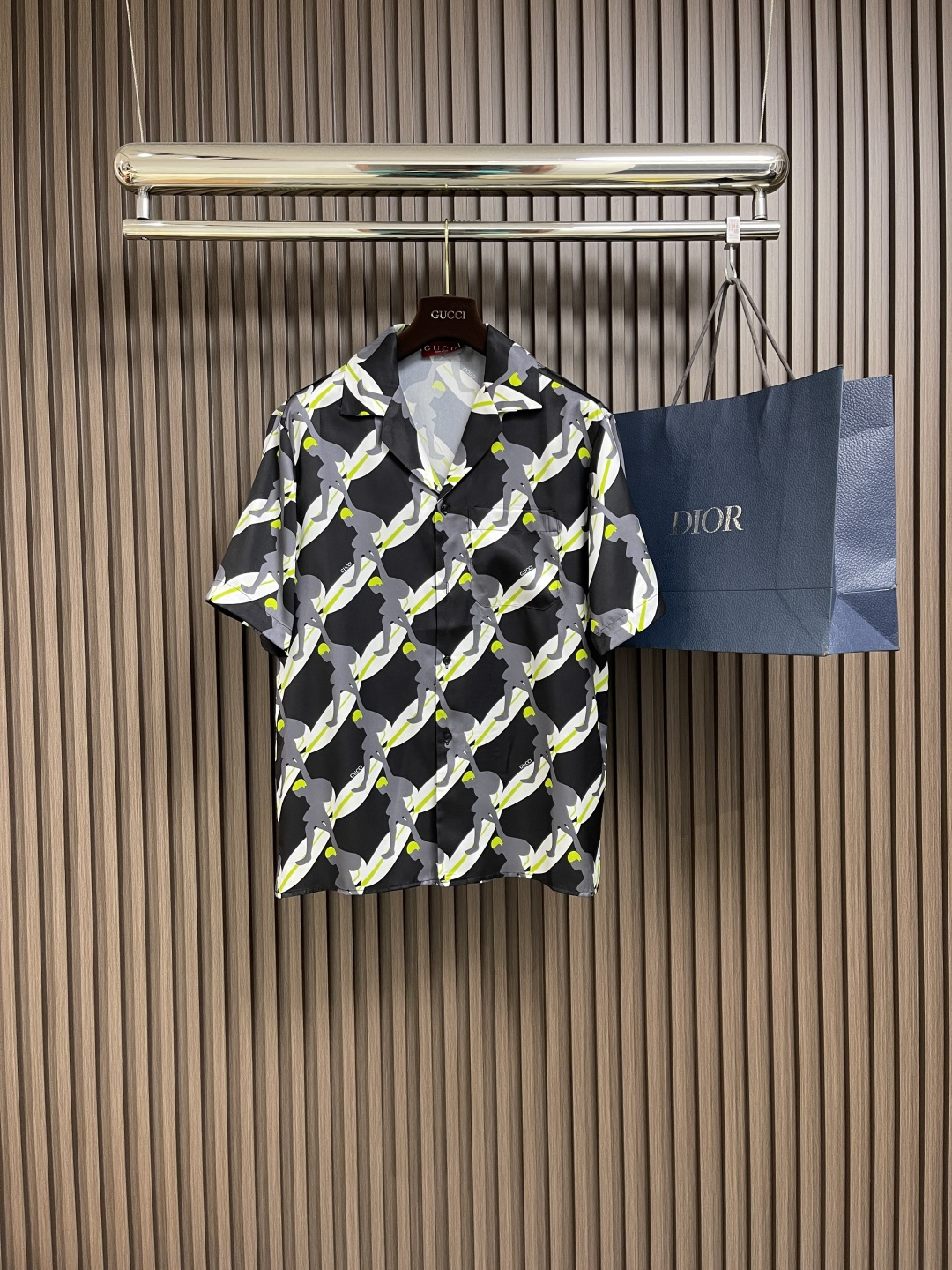 NO:123452,GUCCI 2025SS new summer surfing printed beach short-sleeved shirt, made of black, white and green mulberry silk fabrics, embellished with surfer prints and decorated with mother-of-pearl buttons. Size S-XL, gucci,shirts, T-shirt, alexander wang19860909GUCCI 2025SS新款夏日冲浪印花沙滩短袖衬衫,采用黑色、白色和绿色桑蚕丝面料打造,通体缀饰冲浪者印花,并饰以珍珠母贝纽扣.尺码S-XL,,gucci,shirts,T-shirt,alexander wang,Men's clothing