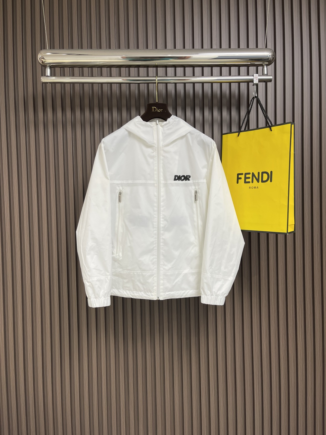 NO:123483,Dior 2025ss men's hooded double-sided jacket, casual and daily wear items!  The upper body shape and jacquard fabric perfectly combine fashion aesthetics with the concept of new urban business and leisure. The whole body interprets the Italian-style ability and outdoor functional style, both solemn and harmonious, creating a unique styling item. The overall outline tends to be simple, with a rather unique and elegant detail treatment, enriching the overall vision. The wardrobe has excellent high attendance rate for business and leisure!  It is hard to find!  Size 48-56, Dior, Jackets & coats, Jackets & coats, Hats, Alexander wang19860909Dior 2025ss男士连帽双面夹克外套,休闲日常穿搭单品！上身修饰身形、提花面料将时装美学和新都市商务休闲概念完美融合,通体将意式的干练和户外功能性风格极致诠释,亦庄亦谐,塑造出别具一格的造型单品,整体轮廓趋于简约风格,颇为个性且雅痞的细节处理,丰富了整体视觉.衣橱商务休闲绝佳的高出勤率！可遇而不可求！尺码48-56,,dior,jackets & coats,jackets & coats,hats,alexander wang,Men's clothing