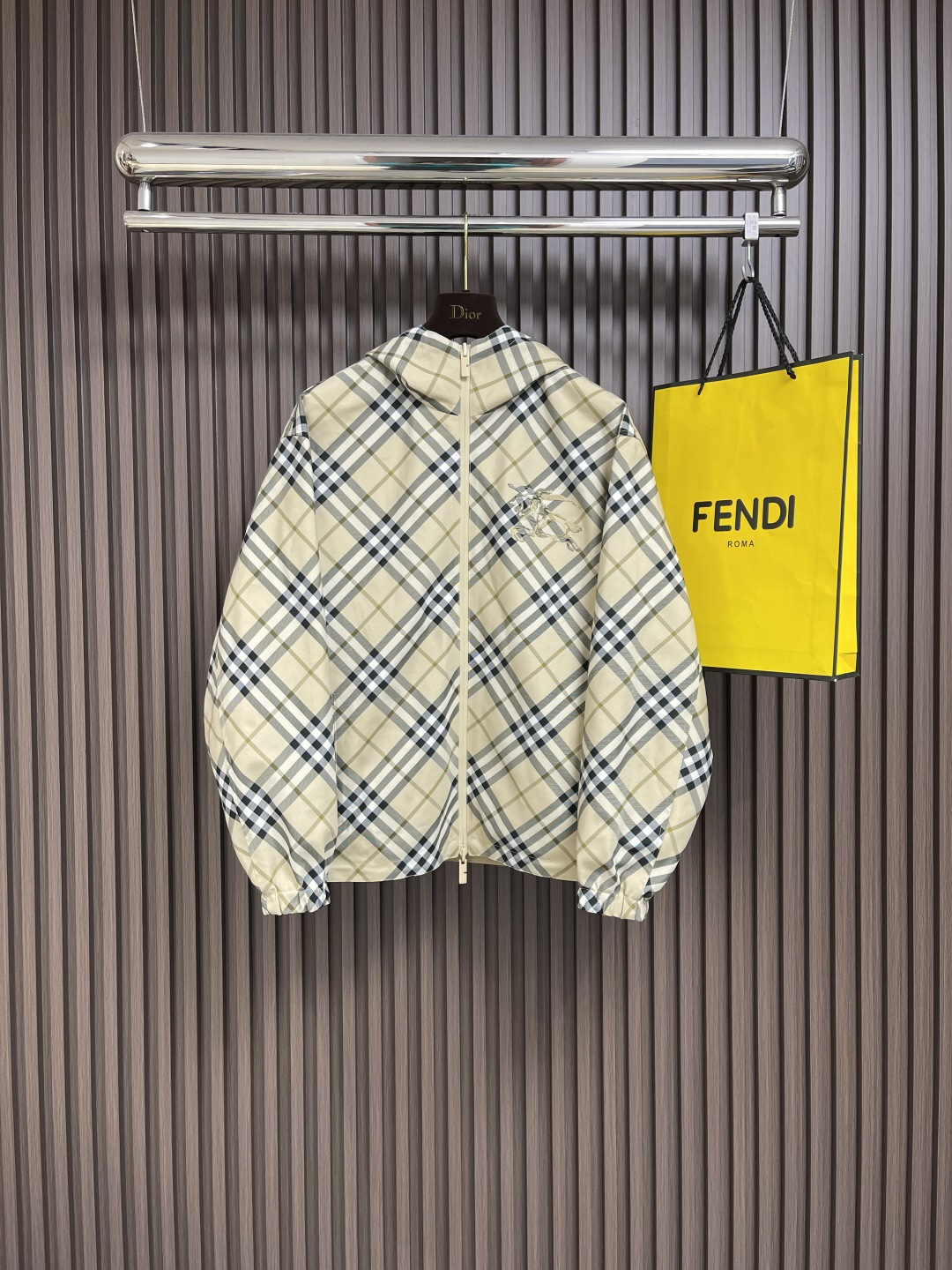 NO:123489,Burberry 2025ss double-sided men's hooded jacket, casual and daily wear items!  The upper body shape and jacquard fabric perfectly combine fashion aesthetics with the concept of new urban business and leisure. The whole body interprets the Italian-style ability and outdoor functional style, both solemn and harmonious, creating a unique styling item. The overall outline tends to be simple, with a rather unique and elegant detail treatment, enriching the overall vision. The wardrobe has excellent high attendance rate for business and leisure!  Size 48-56, Burberry, Jackets & coats, Hats, Alexander wang19860909Burberry 2025ss双面穿男士连帽外套,休闲日常穿搭单品！上身修饰身形、提花面料将时装美学和新都市商务休闲概念完美融合,通体将意式的干练和户外功能性风格极致诠释,亦庄亦谐,塑造出别具一格的造型单品,整体轮廓趋于简约风格,颇为个性且雅痞的细节处理,丰富了整体视觉.衣橱商务休闲绝佳的高出勤率！尺码48-56,,burberry,jackets & coats,hats,alexander wang,Men's clothing