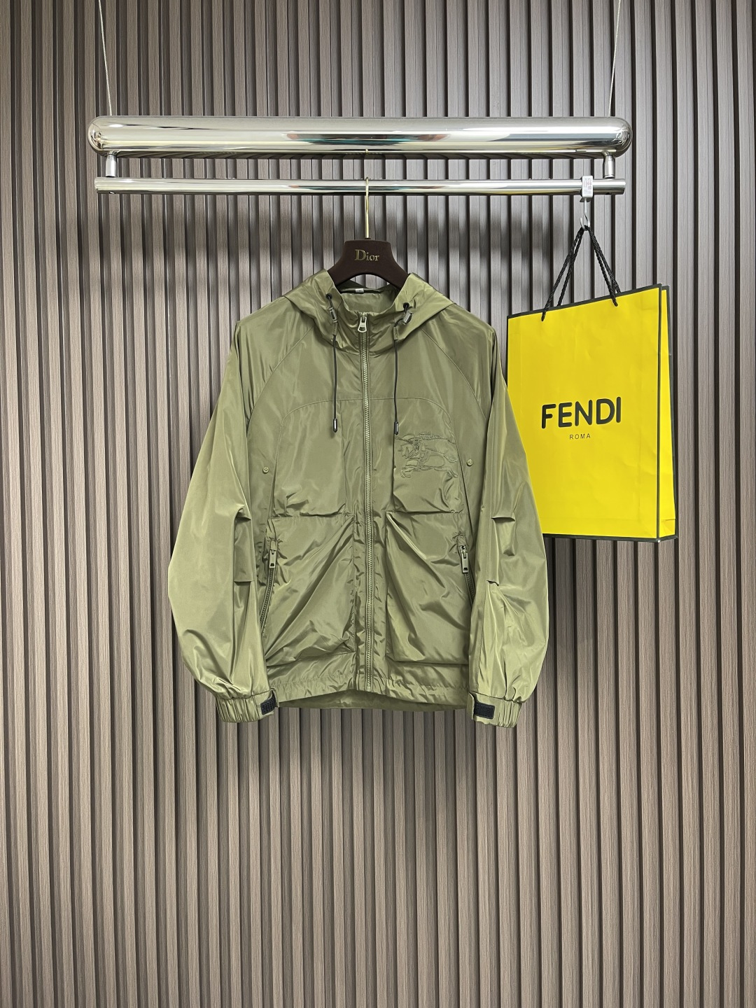 NO:123492,19860909burbery 2025ss早春新品户外运动夹克外套,最近比较火热的环保聚酯纤维记忆面料制作而成,高端户外运动休闲系列,非常火热运动风潮！bur最新研发的特殊材质,记忆面料也叫记忆布,是指具有形态记忆功能的面料,秒杀市面上一切版本,只能说根本就不是一个级别的存在,不管是材质还是细节还原度以及工艺制作方面,不惧任何挑战,只为给大家奉献绝妙产物一如既往,始终如一,贯彻了bur核心理念的一个款式将格纹与时尚紧紧的捆绑在一起,时刻保持完美,简约而不简单的的设计风格,完美的满足了你日常所需要的穿搭.尺码48-56,,burberry,jackets & coats,jackets & coats,alexander wang,Men's clothing