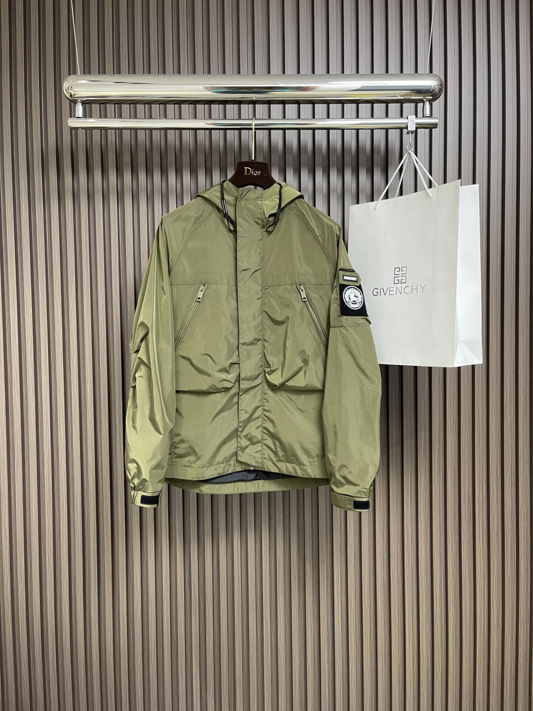 NO:123462,Burberry 2025ss Spring and Summer New Functional Style Arms Logo Velcro Jacket. It uses imported environmentally friendly fabrics, efficient, long-lasting, waterproof and breathable, and the tear-proof performance is particularly obvious!  The jacket has a simple and elegant style, light and comfortable style, and the exquisite craftsmanship reflects the unique characteristics of the brand. The unique logo of the left shoulder brand is extremely recognizable!  The elastic and tight sleeves are tight and the windproof effect is maximized!  Zippers are also exclusively customized high-quality metal zippers, simple and atmospheric. They are essential for outdoor sports. Size 48-56, burberry, jackets & coats, jackets & coats, alexander wang19860909Burberry 2025ss春夏新款机能风袖章徽标魔术贴夹克外套.采用进口环保面料,高效持久防水透气,防撕裂性能效果尤为明显！夹克版型简约大气,轻便舒适,处处精悍的工艺体现品牌独有的特点,左肩品牌独有logo,辨识度极高！松紧收口袖子,严丝合缝的防风效果做到极致！拉链也是独家定制而成的高质感金属拉链,简约大气.户外运动必备.尺码48-56,,burberry,jackets & coats,jackets & coats,alexander wang,Men's clothing