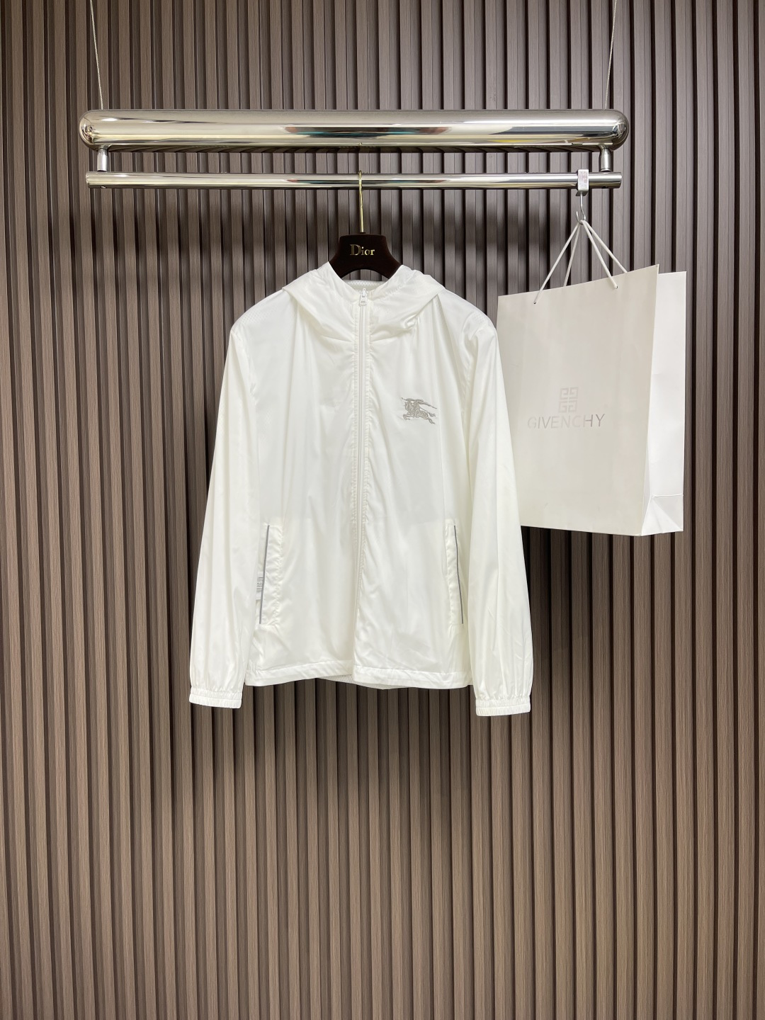 NO:123480,Burberry 2025s double-sided hooded zipper long-sleeved jacket, lightweight hooded jacket, made of woven fabric, is highly recognizable and classic regular style design, both recognizable and sexy, and it is very suitable for fashion with easy wear!  Size 48-56, Burberry, Jackets & coats, Jackets & coats, Hats, Alexander wang19860909burberry 2025s双面穿连帽拉链长袖夹克外套,轻便的连帽外套,选用由梭织面料制成,极具辨识度搭配经典的常规版型落设计,无论辨识度还是个性感都是非常的到位,轻松穿搭出对于时尚的追求！尺码48-56,,burberry,jackets & coats,jackets & coats,hats,alexander wang,Men's clothing