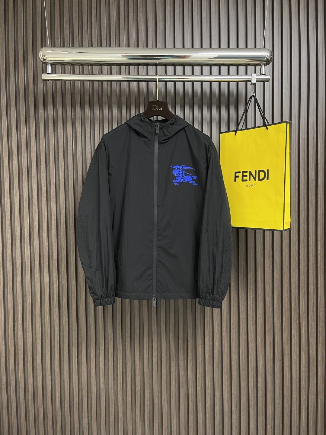 NO:123471,Burberry 2025ss Early Spring New War Horse Hooded Jacket Decorates Equestrian Knight logo decals. The texture is light and offers a casual style. From Burberry Classic Series, interpreting the essential styles of the wardrobe in a distinctive brand style. Burberry Classic Series highlights the latest concept of the reburberry program, which is to focus on the use of responsible and certified main raw materials during the design process to reduce the impact on the environment. For more information on this product, please refer to the fabric and maintenance section and visit the reburberry page for more information. Two-way zipper opening and closing drawstring hood and side zipper pocket elastic cuffs. Size 48-56, burberry, jackets & coats, hats, alexander wang19860909burberry 2025ss早春新款战马连帽外套,装饰马术骑士徽标贴花.质地轻盈,呈现休闲版型.来自burberry经典之作系列,以鲜明品牌风格诠释衣橱必备款式.burberry经典之作系列彰显reburberry计划的最新理念,即在设计过程中便注重使用经负责任采购、且获得认证的主要原材料,以此减少对环境的影响.如需查看该商品的详细信息,请参阅面料与保养部分,并访问reburberry页面了解更多资讯.双向拉链开合抽绳式连帽与衣摆侧边拉链口袋弹性袖口.尺码48-56,,burberry,jackets & coats,hats,alexander wang,Men's clothing