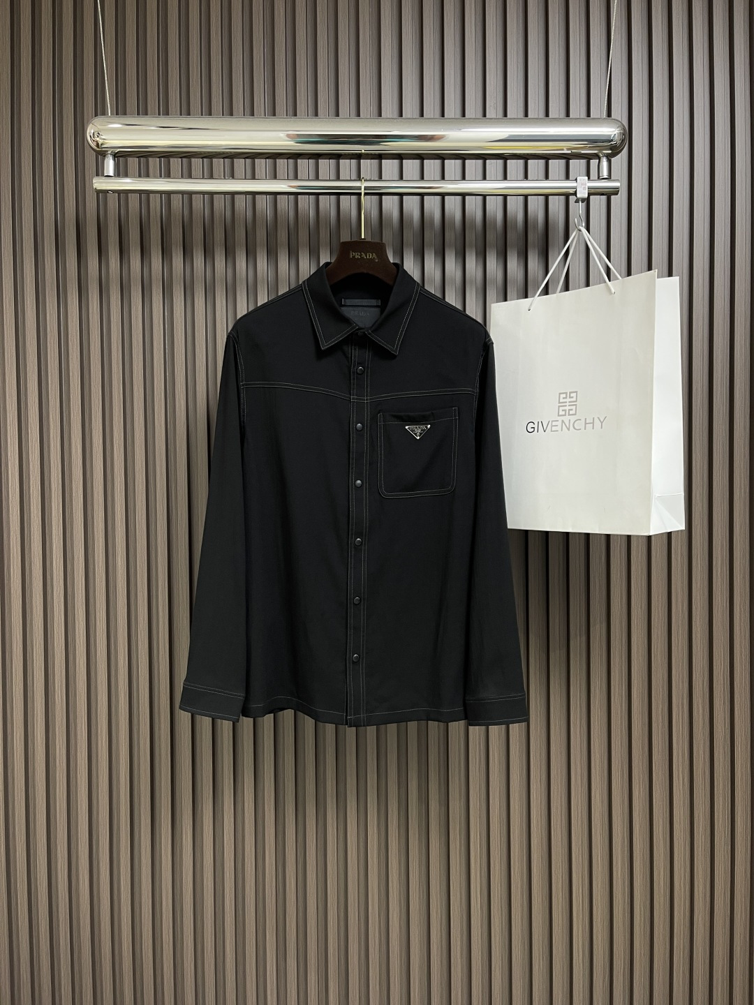 NO:123477,prada 2025SS early spring new striped bright line long-sleeved shirt. Regular style, classic collar, chest pocket design, cuff button opening and closing details. Straight hem, chest metal triangle logo. Size 48-56,,prada,shirts,alexander wang19860909prada 2025SS早春新品条纹明线长袖衬衫.常规版型,经典领,胸前口袋设计,袖口纽扣开合细节.直下摆,胸前金属三角标标志.尺码48-56,,prada,shirts,alexander wang,Men's clothing