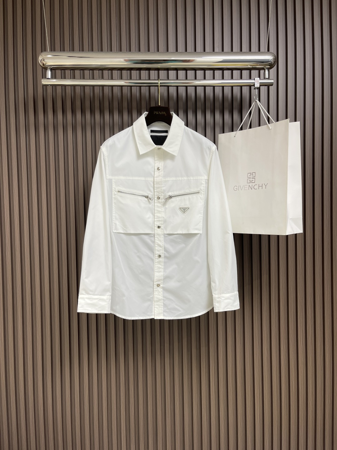 NO:123474,Prada 2025ss new multi-pocket work-fitting long-sleeved jacket, using 100% nylon 75d full-function rubber, three-layer fabric, 35 grams of needle cotton, has high elasticity and resilience, anti-wrinkle, windproof, sun protection and waterproof. The material is exquisite and delicate, with high quality. Multi-pocket design. Functional tooling style, size 48-56,,prada, jackets & coats,alexander wang19860909Prada 2025ss新款多口袋工装长袖外套,采用百分百尼龙 75d全功能过胶料,三层面料 里含35克针棉 具有高弹性回复效果 抗皱防风防晒防水.材质精致细腻,品质上乘 多口袋设计.机能工装风,尺码48-56,,prada,jackets & coats,alexander wang,Men's clothing