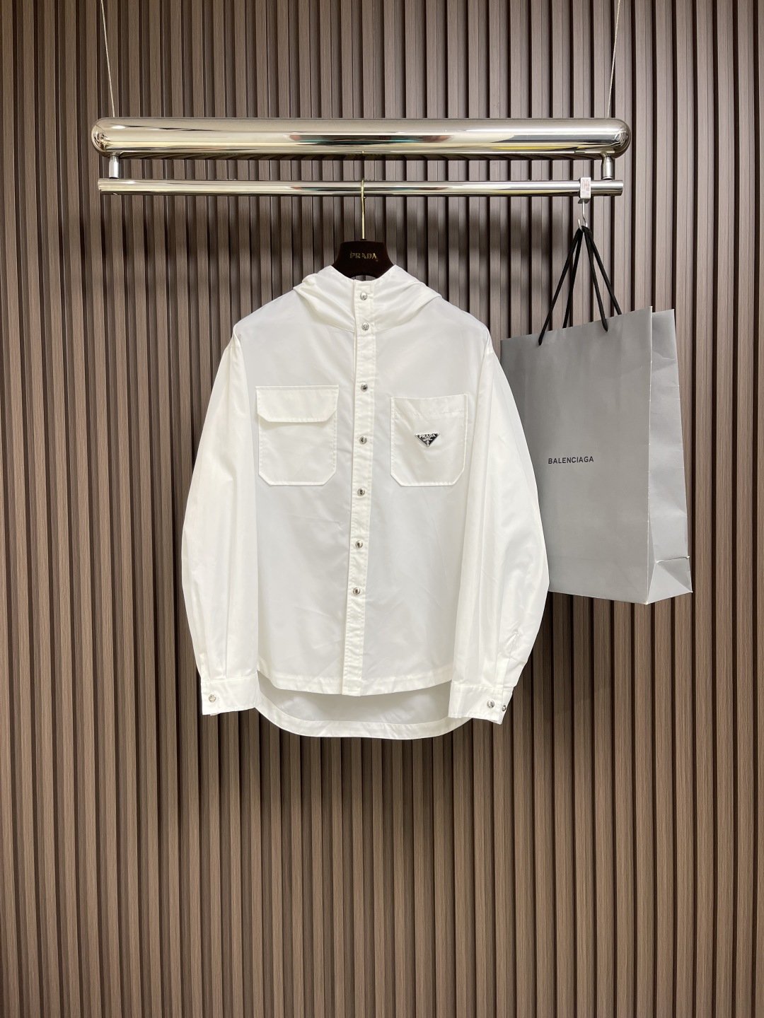 NO:123464,Prada 2025ss Spring and Summer New Hooded Jacket Jacket, Classic Enamel Metal Mark Design on the chest, Original Fiber Innovation Technology Fabric, Simple, neat and refreshing business, Original Customized Metal Hardware Zipper, Simple, generous and versatile, elegant and handsome on the upper body, a brand new visual sense!  Invincible appearance, the details are very good, the upper body is not picky, and the must-have model is reserved. Size 48-56, prada, jackets & coats, jackets & coats, hats, alexander wang19860909Prada 2025ss春夏新品连帽夹克外套,胸前经典珐琅金属标设计,原版纤维创新科技面料 简洁利落又清爽商务,原版定制金属五金拉链,简约大方百搭款 上身优雅帅气,焕然一新的即视感！品相无敌,细节都很到位,上身不挑人,必入的自留款.尺码48-56,,prada,jackets & coats,jackets & coats,hats,alexander wang,Men's clothing