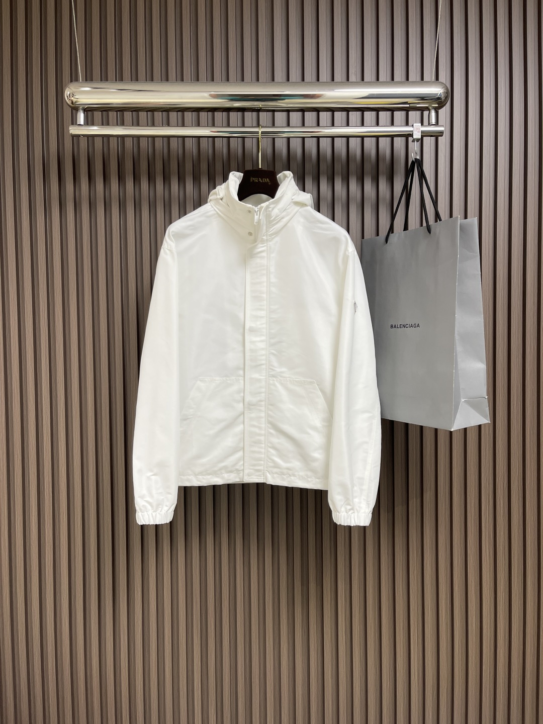 NO:123485,Prada fw sleeve arm triangle logo men's hooded jacket, casual and daily wear item!  The upper body modifies the body, perfectly combines fashion aesthetics with the concept of new urban business and leisure, and the Italian-style ability and outdoor functional style are ultimately interpreted, both solemn and harmonious, creating a unique styling item. The overall outline tends to be simple, with a rather unique and elegant detail treatment, enriching the overall vision. The wardrobe business and leisure are excellent and high attendance rate!  It is hard to find!  Size 48-56, prada, jackets & coats,hats,alexander wang19860909Prada fw袖臂三角标识男士连帽外套,休闲日常穿搭单品！上身修饰身形、将时装美学和新都市商务休闲概念完美融合,通体将意式的干练和户外功能性风格极致诠释,亦庄亦谐,塑造出别具一格的造型单品,整体轮廓趋于简约风格,颇为个性且雅痞的细节处理,丰富了整体视觉.衣橱商务休闲绝佳的高出勤率！可遇而不可求！尺码48-56,,prada,jackets & coats,hats,alexander wang,Men's clothing