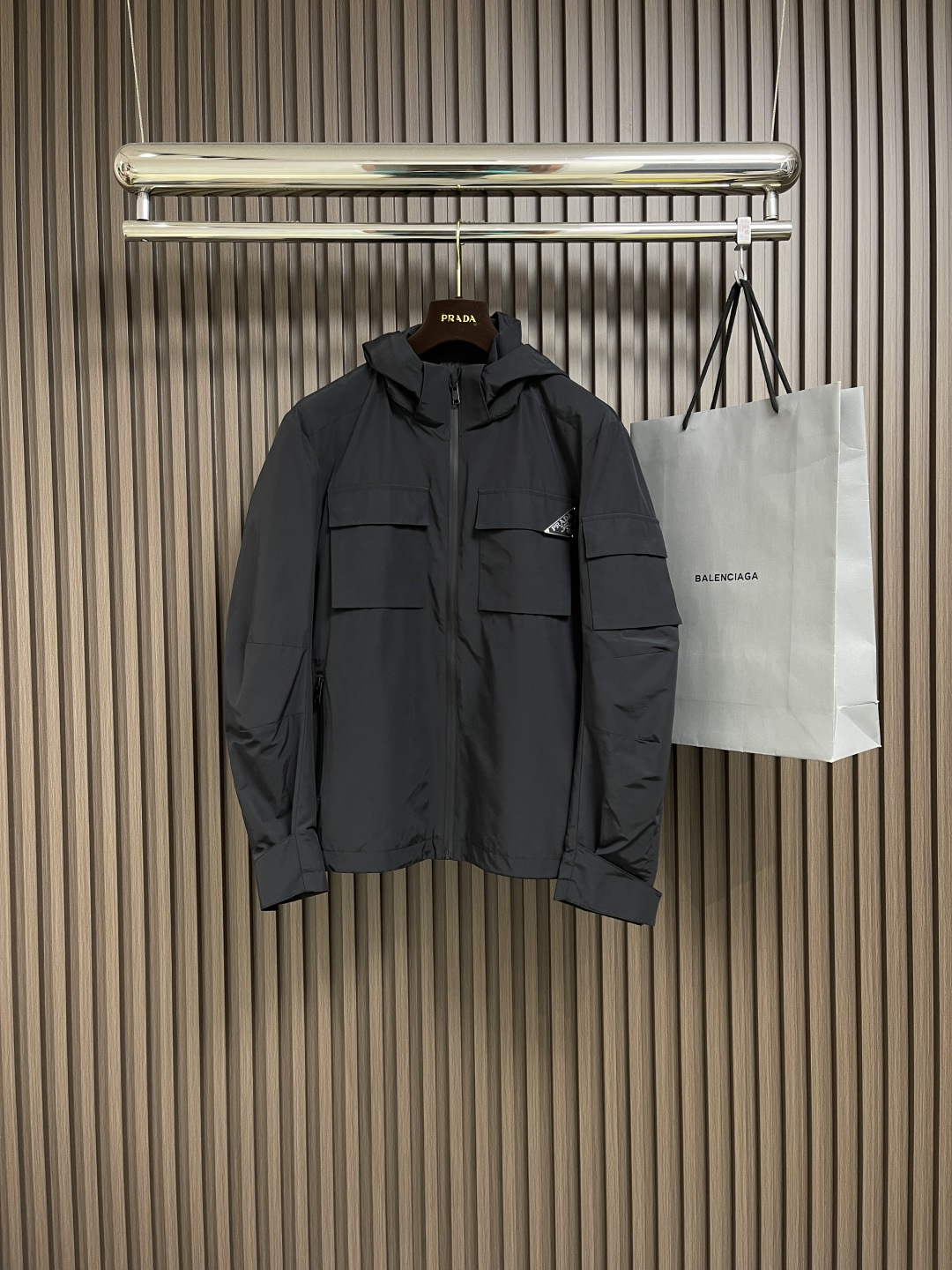 NO:123482,Prada Ss's early spring new triangle logo hooded jacket. New design style, subversive design, iconic metal triangle logo brand pattern logo, playful loose lines, draped details of sleeves to create a different silhouette, the three-dimensional bag on the sleeves presents an iconic pocket design on the chest. The body is made of industrial re-lon recycled nylon, lightly waterproof, casual matching, super fashionable upper body, especially easy to match, casual style configuration, no discomfort, new style and tone are more outstanding, and the charm of the outfit is naturally more advanced, more outstanding, more outstanding, but not without temperature!  Size 48-56, prada, jackets & coats, jackets & coats, hats, alexander wang19860909Prada ss早春新款三角标logo连帽夹克外套.全新设计风格,颠覆认知的设计,标志性金属三角标品牌图案标识,玩味的宽松线条,衣袖垂褶细节塑造别样的廓形,衣袖处的立体小袋胸前呈现标志性的口袋设计.衣身选用工业感十足的re-lon再生尼龙打造,轻度防水,随便搭件,上身超时髦,特别的便于搭配,休闲的版型配置,不会不适感,全新风格以及调性更加的出色更加的出众,穿搭的魅力自然也更加的高级,更加的出彩更加的显帅,但是又不失温度！尺码48-56,,prada,jackets & coats,jackets & coats,hats,alexander wang,Men's clothing