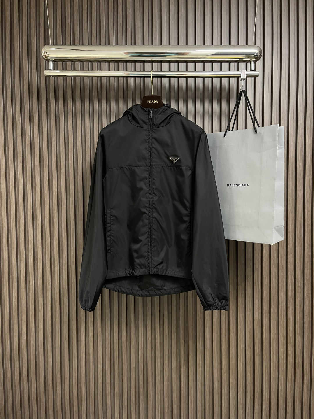 NO:123491,Prada ss spring and summer hooded jacket, casual zipper jacket, this jacket is made of professionally customized light and thin technical fabrics. The surface is neat and smooth and shiny. The upper body is comfortable, light and not stuffy, perfectly enhancing the overall luxury and class feeling, and a high-end luxury atmosphere that can be obtained at a glance!  Basic regular jacket style cut, versatile upper body, simple and not picky, easy to deal with various occasions and environments, is a must-have item for daily commuting. Size 48-56, prada, jackets & coats, jackets & coats, hats, alexander wang19860909Prada ss春夏连帽夹克外套,休闲拉链夹克,此款夹克外套选用了专业定制的轻薄科技面料制成,表面整洁光滑且富有光泽,上身舒适轻盈不闷热,完美提升了整体的奢华档次感,一眼就能get到的高端奢华气息！基础常规的夹克版型裁剪,上身百搭简约不挑人,轻松应对各种场合与环境,属于日常通勤必备的臻品.尺码48-56,,prada,jackets & coats,jackets & coats,hats,alexander wang,Men's clothing