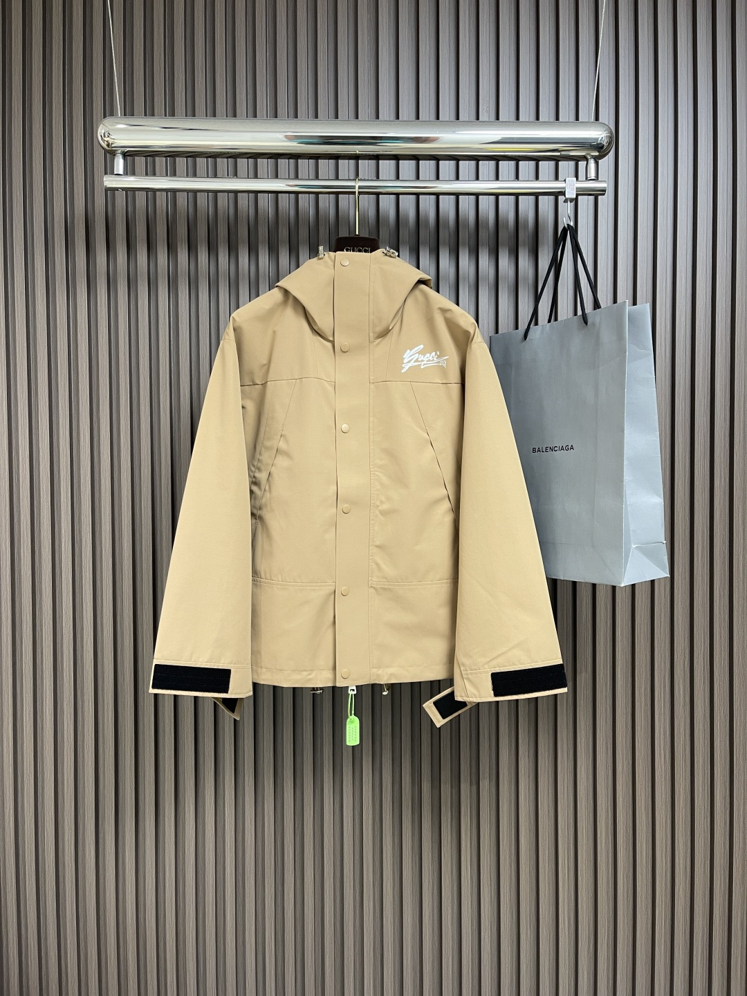 NO:123487,GUCCI ss Spring new waterproof coating functional hooded rainproof outdoor hooded jacket, a lightweight and versatile style with a strong sense of function, with its own versatile attributes, which can be integrated into any style of outfit. It is a classic type with completely closed eyes. The upper body is comfortable and suitable for early spring and autumn wear. Simple line sense, customized hardware zipper, the style is atmospheric and simple, and it is light and comfortable to wear. It is extremely urban luxury, low-key and elegant, and has a casual and lazy chic feeling. The upper body effect is very good, it is quite broad and stylish, with a natural drapery, simple and atmospheric!  Top luxury items, extended hat brim with press-fitting glue, excellent wrapping ability of the hat, built-in invisible adjustment drawstring, making windproof and rainproof performance detailed to all aspects. Size 48-56, gucci, jackets & coats, hats, alexander wang19860909GUCCI ss春季新款防水涂层机能型连帽防雨户外连帽外套,机能感极强的轻便型,自带百搭属性,可以融合进任何风格的穿搭中,属于完全闭眼入的经典类型.上身舒适,适合早春秋穿着.简约的线条感,定制五金拉链,款式大气简洁,穿着轻便舒适,极具都市奢华又低调雅致,更有那种随意慵懒的潇洒感,上身效果非常之好,挺阔有型,垂感自然,简约大气！顶级奢华的式单品,带压胶防风的加长帽檐片,帽围包裹性极好,帽兜内置隐形调节抽绳,把防风防雨性能细致到方方面面.尺码48-56,,gucci,jackets & coats,hats,alexander wang,Men's clothing