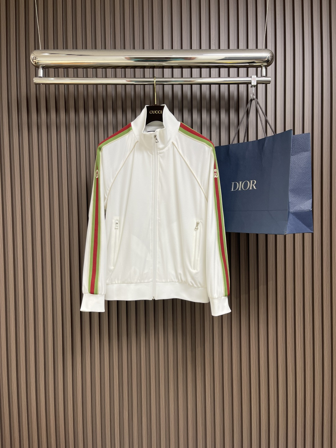 NO:123466,GUCCI 2025ss Spring and Summer New Leisure Sports Classic Red and Green Webbing Jacket Jacket. Knitted Polyester fiber cotton mesh fabric is light and refreshing, soft and comfortable. The mesh surface is very breathable, simple and unique charm. The knitted screw mouth is neat and detailed to add charm, the color is uniform and bright, and the texture is comfortable and breathable. The comfortable and casual casual style interprets the retro sports style. A versatile fashion item. Size 48-56, gucci, jackets & coats, jackets & coats, alexander wang19860909GUCCI 2025ss春夏新款休闲运动经典红绿织带夹克外套.针织聚酯纤维棉网孔面料,轻薄清爽,柔软舒适.网孔面铺衬透气性极佳,简洁而富有独特魅力,针织螺口工整细致严密增添魅力,色泽均匀艳丽,质感舒适透气搭配效果也非常到位.舒适随意的休闲造型演绎复古运动风范.百搭时尚单品.尺码48-56,,gucci,jackets & coats,jackets & coats,alexander wang,Men's clothing