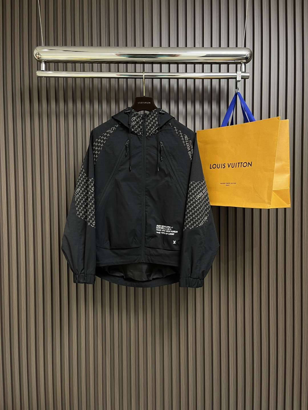 NO:123448,LV 2025SS early spring new hooded jacket. The fabric is made of nylon, three-dimensional and upright, non-wrinkle-free machine-washed, and the feel is smooth and sturdy, which is simply an outdoor déjà và và và và và và và và và và và và và và và và và và và và và và và và và và và và và và và và và và và và và và và và và và và và và và và và và và và và và và và và và và và và và và và và và và và và và và và và và và và và và và và và và và và và và và và và và và và và và và và và và và và và và và và và và và và và và và và và và và và và và và và và và và và và và và và và và và và và và và và và và và và và và và và và và và và và19860909LV 2025SS早春新品新款连帽外套.面料采用锦纶,材质立体挺拔,不起皱机洗,手感顺滑结实,简直就是户外既视感,光泽科技面料铺陈monogram 图案,整个图案花型呈亮面状态,非常高级,整件对花对位手工剪裁,花型左右完完全对花,全件辅料五金开模定制,非常考验制版和生产技术,尺码48-56,,louis vuitton,jackets & coats,hats,alexander wang,Men's clothing