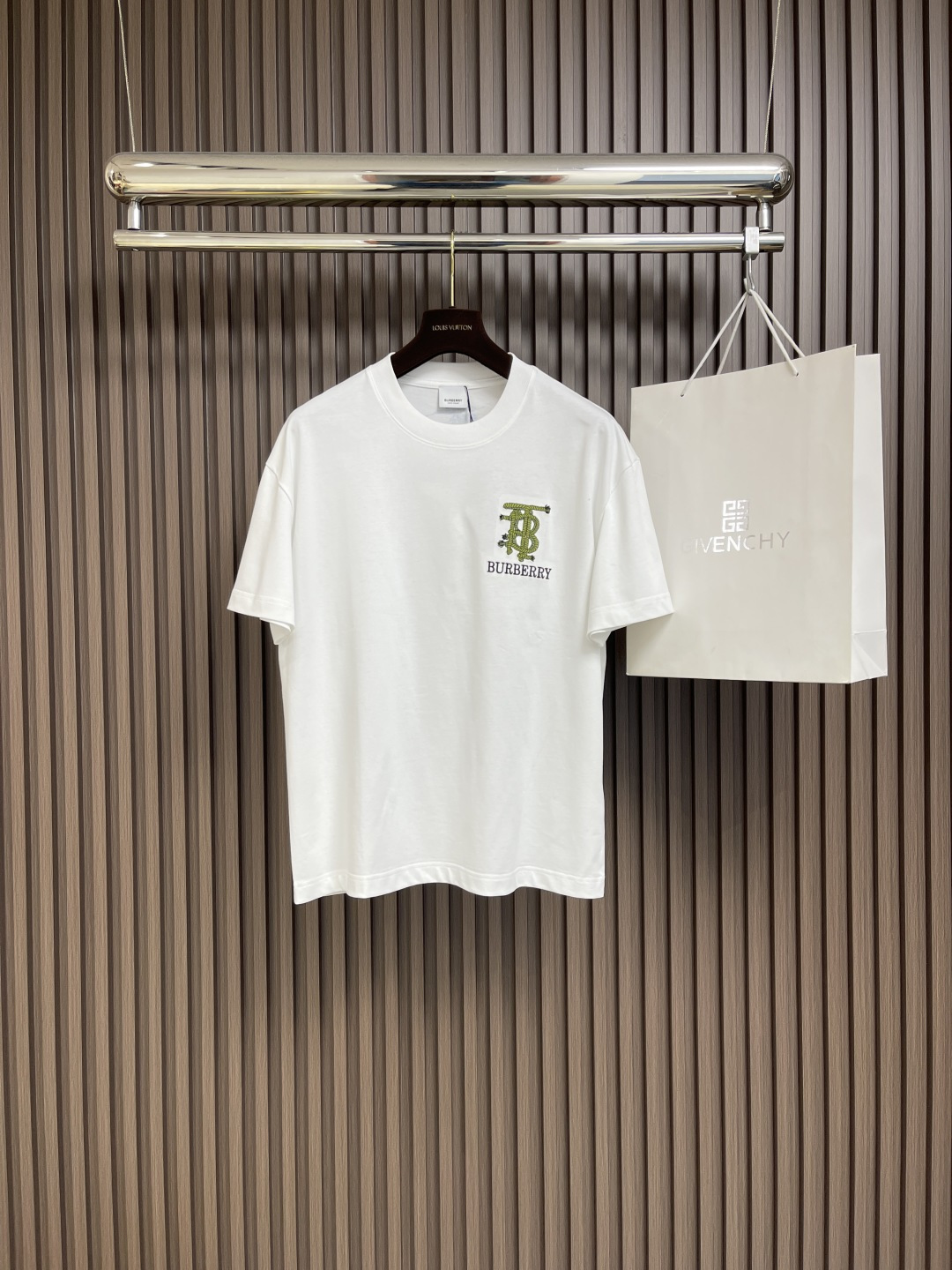 NO:123456,Burberry letter logo embroidery cotton T-shirt, made of plain cotton fabric. It is refined in an Italian workshop and presents a regular style. Decorative brand logo logo and knot pattern embroidery, size M-3XL M-shirt length 67cm shoulder width 47.5cm bust 104cm L-shirt length 69cm shoulder width 49cm bust 108cm XL-shirt length 71cm shoulder width 50.5cm bust 112cm XXL-shirt length 73cm shoulder width 52cm bust 116cm XXXL-shirt length 75cm shoulder width 53.5cm bust 120cm, burberry,tees, t-shirt,alexander wang19860909burberry 字母logo刺绣图案棉质t恤,选用平织棉面料打造.于意大利工坊精制而成,呈现常规版型.装饰品牌logo徽标和绳结图案刺绣,尺码M-3XL M码衣长67cm 肩宽47.5cm 胸围104cm L码衣长69cm 肩宽49cm 胸围108cm XL码衣长71cm 肩宽50.5cm 胸围112cm XXL码衣长73cm 肩宽52cm 胸围116cm XXXL码衣长75cm 肩宽53.5cm 胸围120cm,,burberry,tees，t-shirt,alexander wang,Men's clothing