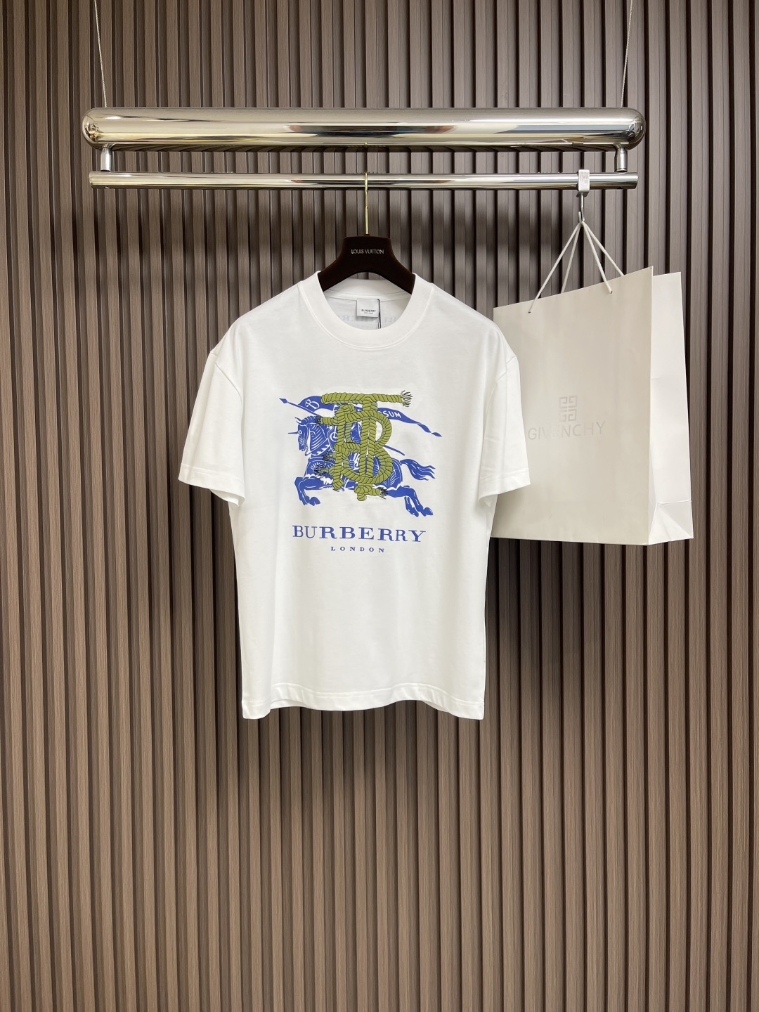 NO:123453,Burberry  The war horse logo embroidered round neck short-sleeved T-shirt is made of 15s fine cotton plain fabric. The metallic badge is usually made of gold wire embroidered thread material to form a badge pattern on the surface of the fabric, and the metal texture gives the badge a more advanced and unique appearance. Tatami embroidery is a fine embroidery process; its unique needle method and delicate lines can present a rich and diverse pattern and colors. The badge will show a shiny effect under light. The core of the three-needle threading garment making process lies in the three-needle  When sewing, you must ensure that each needle is uniform and consistent. At the same time, pay attention to the treatment of the thread tip to avoid problems such as jumping needles and breaking threads; ensure stable quality and beautiful appearance. The round neck is cut straight, and the combination of slightly shoulder-falling threads are neat, and the upper body is bright with a special motorcycle thread. It is easier to deform after multiple washing. The fabric is made of pure cotton, high-density twill texture, fine weaving of embryo fabric, and no elasticity to maintain the unique muscle and bone effect. Size M-3XL  M-size clothes 67cm long, shoulder width 47.5cm bust 104cm L-size clothes 69cm shoulder width 49cm bust 108cm XL-size clothes 71cm shoulder width 50.5cm bust 112cm XXL-size clothes 73cm shoulder width 52cm bust 116cm XXXL-size clothes 75cm shoulder width 53.5cm bust 120cm, ,burberry,T-shirt,tees,t-shirt,alexander wang19860909Burberry 战马徽标刺绣圆领短袖T恤,采用15s精棉平纹面料,金属感徽章通常通过金丝绣线材质,在面料表面形成徽章图案,金属质感赋予徽章更加高级和独特的外观.榻榻米刺绣是一种精细的刺绣工艺；其独特的针法和细腻的线条,能够呈现出丰富多样的图案和色彩.徽章在光照下会呈现出闪亮的效果.三针走线制衣工艺的核心在于三针走线技法,在进行缝制时,要保证每一针都均匀一致.同时注意线头的处理,避免出现跳针、断线等问题；确保衣物质量稳定、外观美观.圆领直身裁剪、合体微落肩线,上身精神利落领口、袖口、底摆均以专机车明线,多次穿洗更加不易变形.面料纯棉材质,高密度斜纹肌理,胚布织法细密,无弹力保持特有筋骨效果.尺码M-3XL M码衣长67cm 肩宽47.5cm 胸围104cm L码衣长69cm 肩宽49cm 胸围108cm XL码衣长71cm 肩宽50.5cm 胸围112cm XXL码衣长73cm 肩宽52cm 胸围116cm XXXL码衣长75cm 肩宽53.5cm 胸围120cm,,burberry,T-shirt,tees，t-shirt,alexander wang,Men's clothing