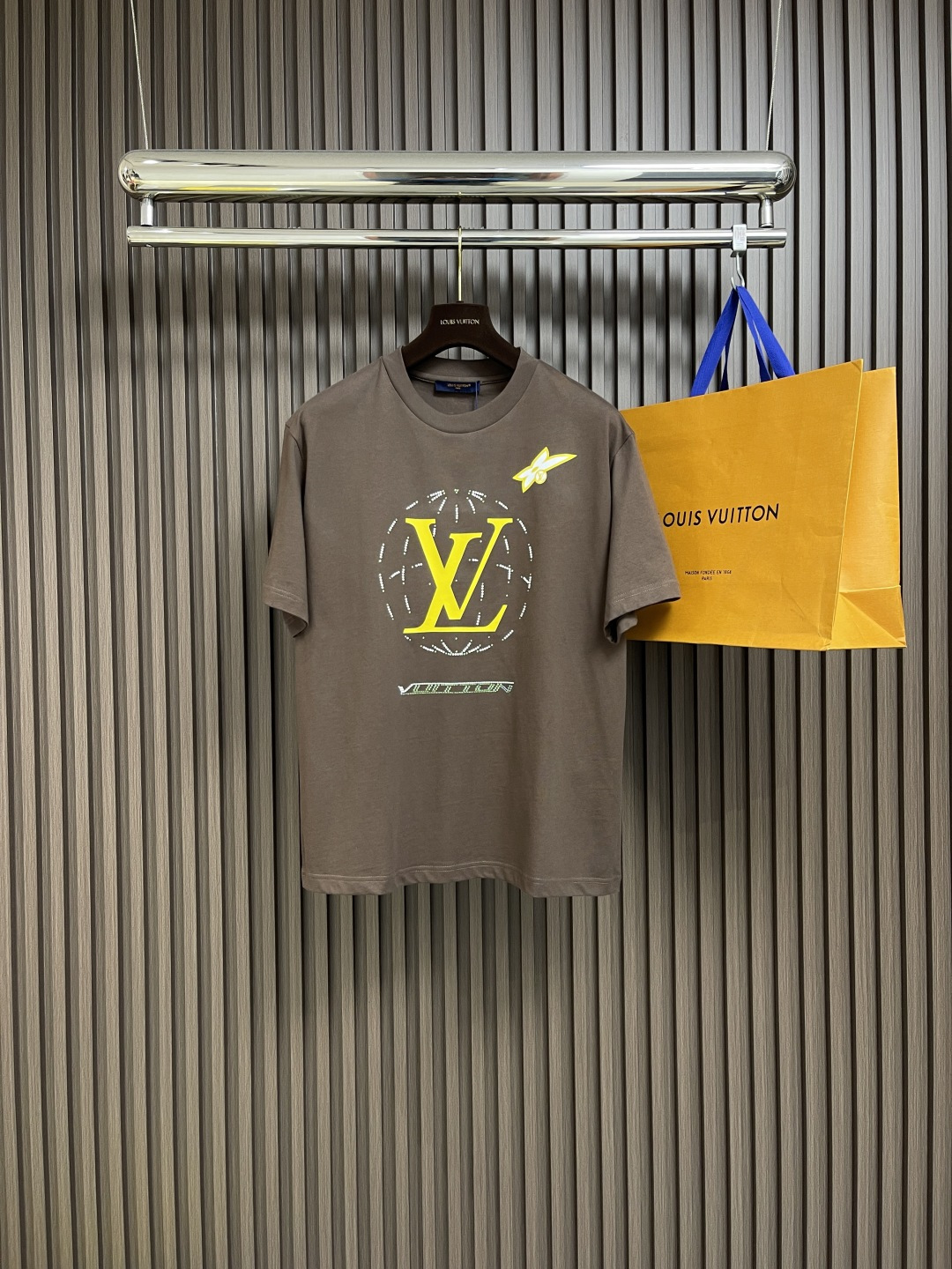 NO:123465,LV 2025SS new diamond route round neck short-sleeved T-shirt, using 15s flat woven high-quality cotton, 230g; matched with 32s double yarn thread, 300g. The fabric is made of plain weaving tissue. The fabric after environmentally friendly glue printing feels soft and comfortable, suitable for close-fitting wear; at the same time, it has good color brightness and hiding power, and can present a colorful pattern effect. The flower positioning Rhinestone hot diamond printing is a unique and gorgeous decorative process, and the material is customized to the shape and size of the plate. The overall line is straight and delicate, the fabric is comfortable and soft, and the color is consistent and has no color difference. It can be matched with the same style to create a fashionable shape, control various occasions, customize auxiliary materials, complete three standards, the same style for men and women!  Size XS-L, louis vuitton, T-shirt,tees, t-shirt,alexander wang19860909LV 2025SS新款钻石航线圆领短袖t恤,采用15s平织优质棉,230g；搭配32s双纱拉架螺纹,300g.面料采用平纹组织方式织造的品质优良的纯棉面料.环保胶浆印花后的面料手感柔软、舒适,适合贴身穿着；同时具有良好的色彩鲜艳度和遮盖力,能够呈现出丰富多彩的图案效果.对花定位莱茵石烫钻印花是一种独特且华丽的装饰工艺,对版形状大小定制材料.整体走线平直细腻,面料舒适柔软,颜色一致无色差 能与同款搭配营造时尚造型,驾驭各种场合,定制辅料,三标齐全,男女同款！尺码XS-L,,louis vuitton,T-shirt,tees，t-shirt,alexander wang,Men's clothing