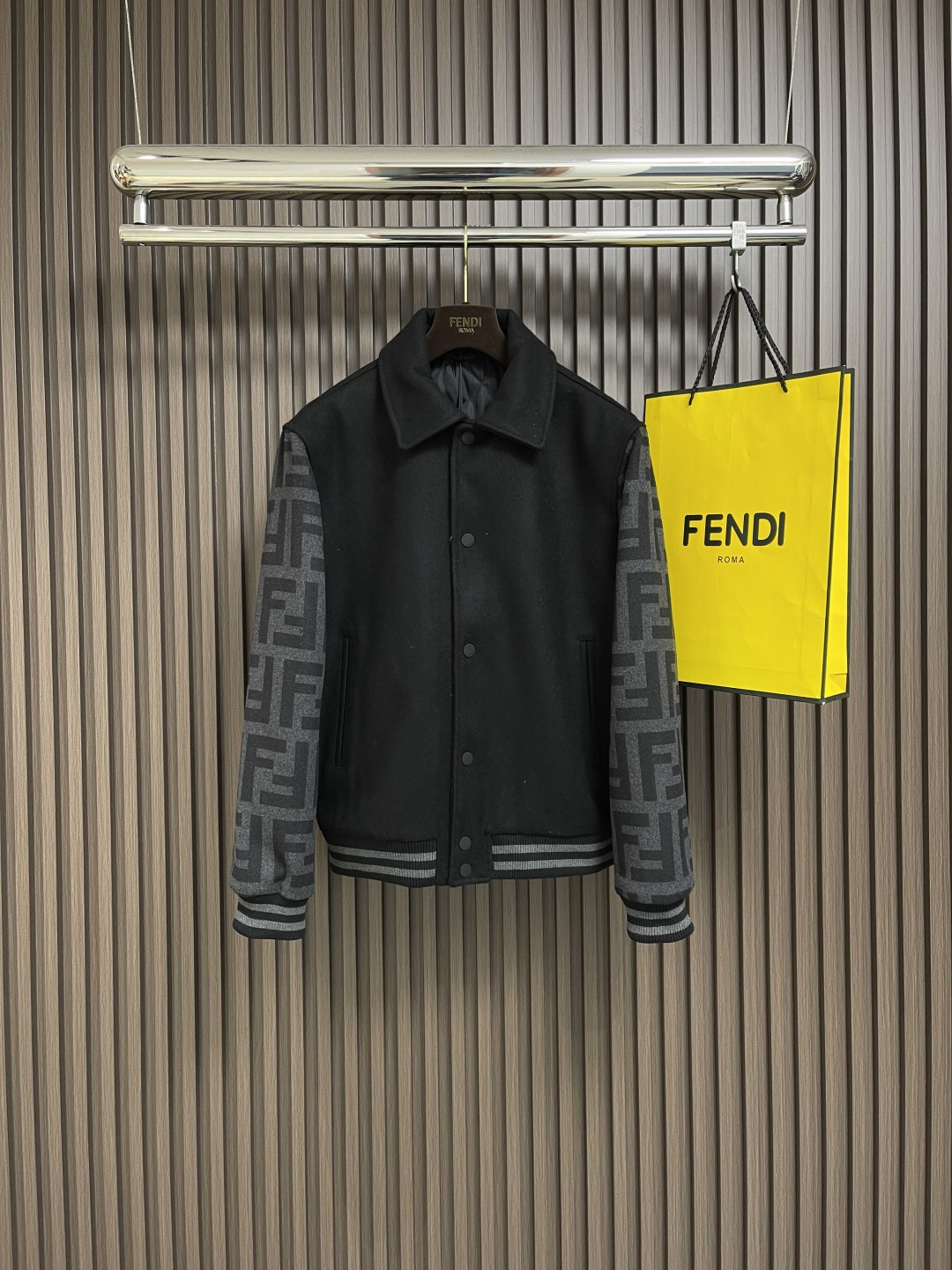 NO:123488,Fendi Black Lapel Woolen Bomber Jacket, with wool blended fabric that is durable, improves elasticity and is easy to care.  Blend fabrics can better fit dyes, not fade easily, and maintain long-term novelty.  The craftsmanship and details adopt the lapel design of the shirt, and the casual style of the jacket is integrated into the jacket. The classic double f logo of Fenjia is presented on the sleeves through the pull-dye printing technology. Due to the unique effect of the printing, the logo is delicate and precise, with clear contours, which is restored, not only retaining the texture of the wool, but also adding brand recognition. The product uses a custom buckle closure, and the buckle has Fenjia letters, which is lighter and more beautiful overall. Side insertion bags are installed on both sides, and the bag mouth is edged to make it more firm and smooth. The cuffs and hem are decorated with cotton two-color threads.  Made of a double-needle knitting machine, it forms 2x1 alternating raised and depression textures, which are elastic and breathable. Size S-XL, fendi, fendi, jackets & coats,shirts, alexander wang19860909fendi 黑色翻领毛呢飞行员夹克,选用羊毛混纺面料耐用性强,改善弹性,易于护理．混纺面料能更好的契合染料,不易褪色,保持长久的新颖度．工艺和细节产品采用了衬衫的翻领设计,同时融入了夹克的休闲风格,通过拔染印花技术将芬家经典的双f logo 呈现于袖子通体 因印花的独特效果使logo细致精密,轮廓清晰,做到了的还原,既保留了毛呢的质感,又增添了品牌辨识度.产品采用定制四合扣开合,面扣带有fen家字母,整体更轻便,美观.两侧均设侧插袋,袋口做了包边,使其更牢固平整.袖口和下摆采用棉质双色螺纹装饰．使用双针床针织机编制而成,形成2x1交替的凸起和凹陷纹理,弹性好,透气性强.尺码S-XL,,fendi,fendi,jackets & coats,shirts,alexander wang,Men's clothing