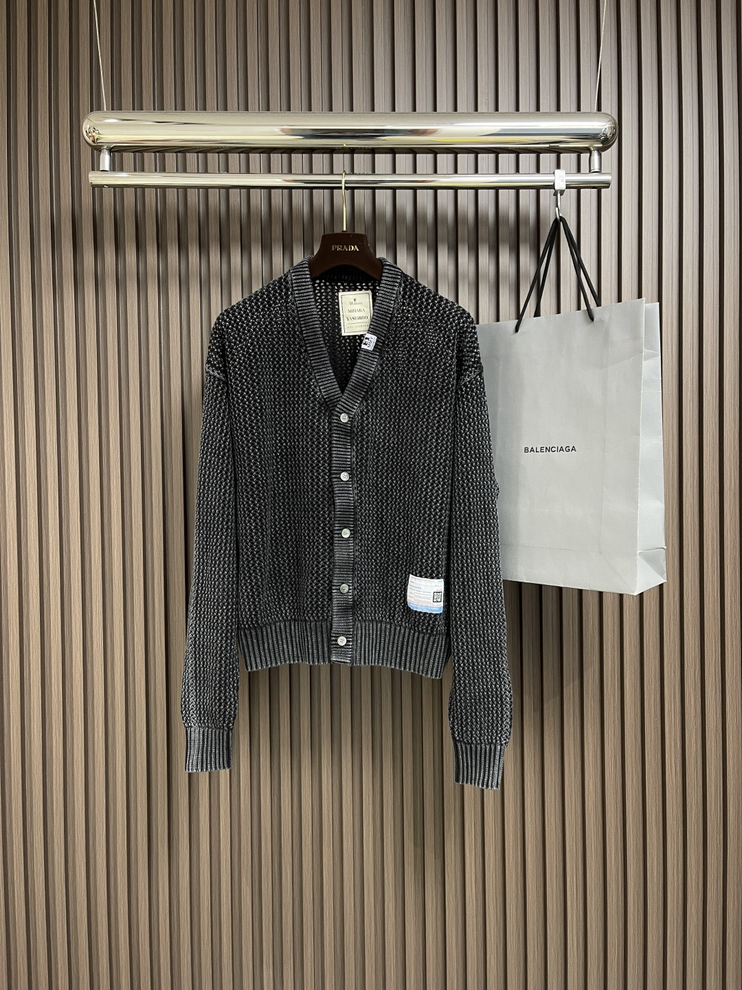 NO:123490,mihara yasuhiro MMY thick knitted cardigan, customized damask blend, natural luster, soft and skin-friendly, showing the brand's noble identity, smooth tailoring lines, perfect interpretation of the essence of modern fashion, fashion treasure in outfits. Size M-XXL,,mmy,alexander wang19860909mihara yasuhiro 三原康裕 MMY 粗针织开衫,定制锦缎混纺料 光泽自然 柔软亲肤 彰显品牌尊贵身份 流畅的剪裁线条 完美诠释现代时尚精髓 穿搭中的时尚瑰宝.尺码M-XXL,,mmy,alexander wang,Men's clothing