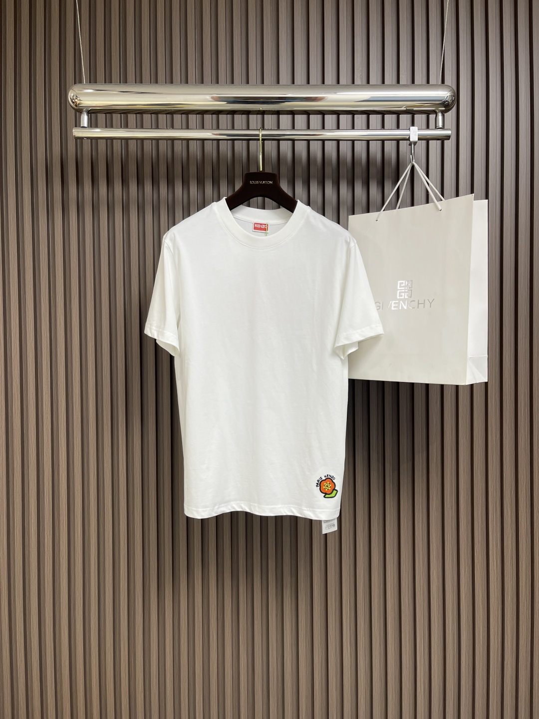 NO:123459,Kenzo's new spring and summer floral short-sleeved T-shirt is made of cotton, the fabric is skin-friendly and soft and textured, and the upper body is breathable and comfortable. It is more classy than ordinary cotton, with high quality and low quality. It is classic loose style ~ comfortable to fit and comfortable, and it is not easy to deform after wearing it for a long time. The neckline is threaded knitted, which is clearly layered with the body!  The chest is decorated with orange letter prints!  This model looks good for both men and women, and the visual feels very comfortable. The oversize style is comfortable and casual and fashionable, and the style is excellent. Size M-3XL, versace, T-shirt, tees, t-shirt, alexander wang19860909Kenzo 春夏新款花卉仔章短袖T恤,采用棉,面料亲肤柔软有质感,上身透气舒适～比一般普通棉更显档次,品质高低立现, 经典宽松版型 ~服帖舒适,久穿也不容易变形,领口采用螺纹针织,与衣身层次分明！胸前采用桔子字母印花点缀！这款不管男女生穿都好看,视觉给人带来的感觉很舒适,oversize版型舒适随性时尚,版型质感极佳.尺码M-3XL,,versace,T-shirt,tees，t-shirt,alexander wang,Men's clothing