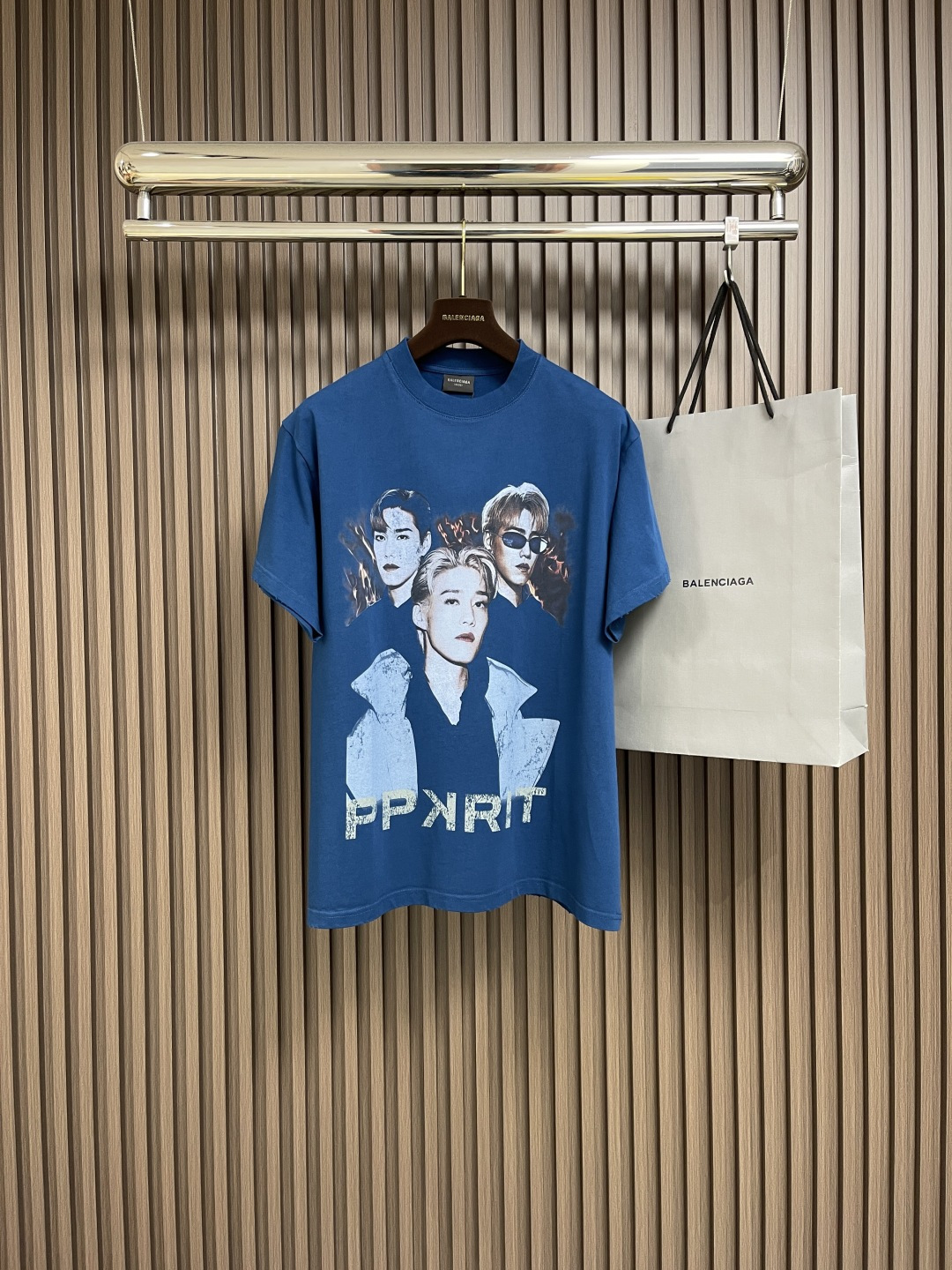NO:123484,Balenciaga X ppkritt short-sleeved T-shirt!  This T-shirt is made of gram-weight pure cotton and has a slightly elasticity. When worn, it is not only comfortable and breathable, but also can easily show a slimming visual effect!  The portrait pattern of Thai popular star ppkritt is printed on the chest, instantly showing your personality charm and making you stand out from the crowd. Size S-XL, balenciaga, T-shirt, tees, t-shirt, alexander wang19860909balenciaga X ppkritt联名的短袖t恤！这款t恤采用克重纯棉制成,略带弹力,穿上它,不仅舒适透气,还能轻松呈现出显瘦的视觉效果哦！胸前印着泰国人气明星ppkritt的人像图案,瞬间彰显出你的个性魅力,让你在人群中脱颖而出.尺码S-XL,,balenciaga,T-shirt,tees，t-shirt,alexander wang,Men's clothing