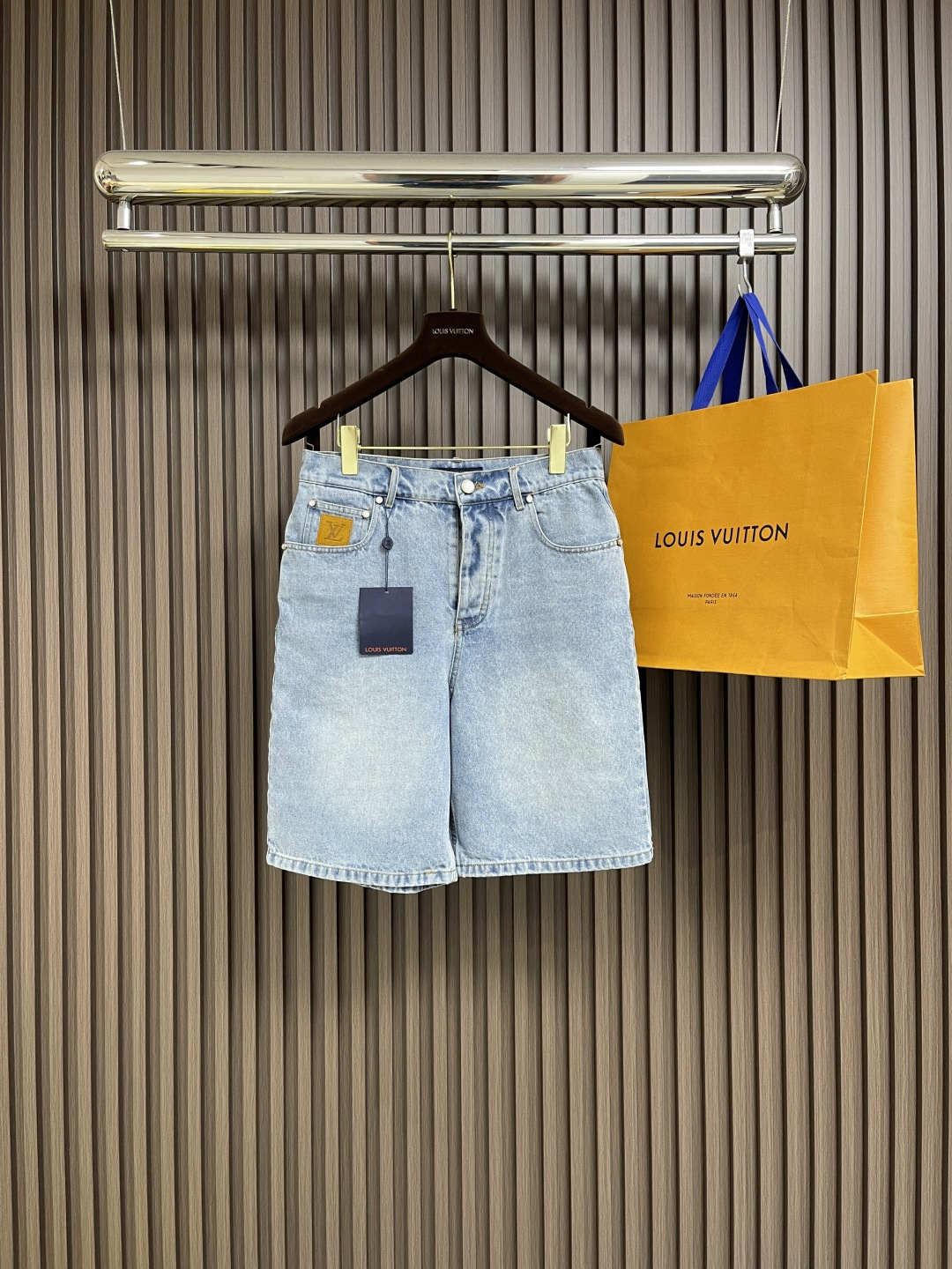 NO:123478,LV fw spring and summer new washing cowboy straight shorts, back pocket embroidered LV logo, ticket bag with nubby IV patch, damier nubby label, logo inscription pearl button with old base, damier fabric pocket lining and style label, pearlescent willow tiles, button placket, classic five-bag jeans cut. Size S-XL 29-30-31-32 counter number, large, louis vuitton, shorts, jeans, alexander wang19860909LV fw春夏新款洗水牛仔直筒短裤,后袋刺绣lv标识,票袋配有正绒面革Iv贴饰,damier 正绒面革标签,标识铭纹珠光纽扣配有做旧底座,damier 面料口袋内衬和版型标签,珠光柳丁,纽扣门襟,经典五袋牛仔裤剪裁.尺码S-XL 29-30-31-32 专柜码数 偏大,,louis vuitton,shorts,jeans,alexander wang,Men's clothing