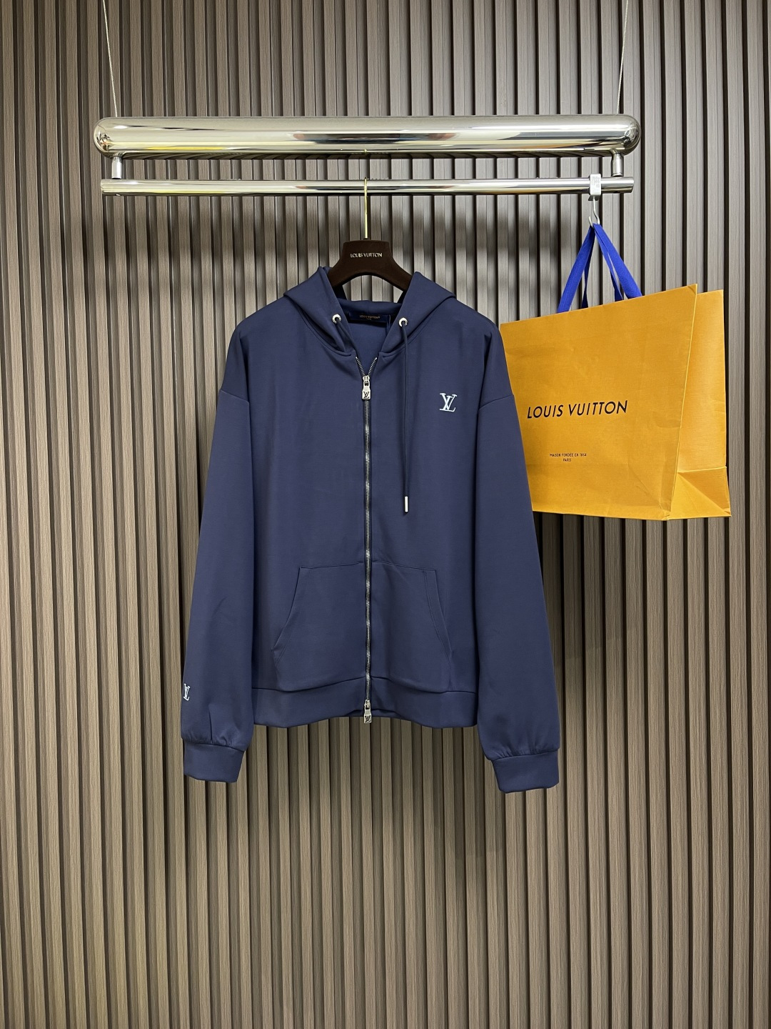 NO:123472,LV hidden blue double embroidered air cotton casual zipper hooded sweatshirt, a fashionable and textured casual jacket, 25 early spring couple style, new style!  The color is a very high-end navy blue, and the upper body shows the skin tone. The jersey knitted cotton fabric can be felt different by the feel and drape. It has the drape of the air-layer fabric and the softness of cotton, and has its own soft gloss. The knitted screw mouth is neat and detailed, highlighting the retro sports style and adding charm. The slightly loose style is more suitable for matching with various trendy and fashionable styles. The chest logo print shows the unique charm of the modern cutting process and the brand, with uniform and bright colors, comfortable and breathable texture, and interpreting the retro sports style. Size S-M-L,,louis vuitton,hoodie,sweatshirts,jackets & coats,hats,alexander wang19860909LV 藏蓝双刺绣空气棉休闲拉链连帽卫衣,时髦有质感的一款休闲外套,25早春情侣款,新款！颜色是很高级的藏蓝色,上身很显肤色白净.空气客供平纹针织棉面料,手感及垂坠感就可以感受到不一样.拥有空气层面料的垂感以及棉质的柔软特性,并自带柔和光泽感.针织螺口工整细致严密,突显复古运动风范增添魅力.微宽松版型更为适合搭配各种潮流时尚造型.胸前标识印花彰显现代裁剪工艺及品牌的独特魅力,色泽均匀艳丽,质感舒适透气演绎复古运动风范.尺码S-M-L,,louis vuitton,hoodie,sweatshirts,jackets & coats,hats,alexander wang,Men's clothing