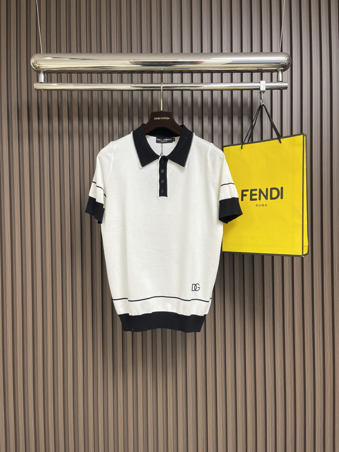 NO:123481,DOLCE & GABBANA ss new short-sleeved POLO collar sweater, logo embroidery The fabric is perfectly made of 14-pin imported machine, and also black and white matching design. The upper body is mentally comfortable and breathable. Slim fit. Size S-XL, Dolce & Gabbana, T-shirt, alexander wang19860909DOLCE & GABBANA ss新款短袖POLO领针织衫,logo刺绣 面料采用进口机器14针完美制作 还黑白搭配设计 上身精神 舒适透气 修身版型 尺码S-XL,,Dolce&Gabbana,T-shirt,alexander wang,Men's clothing