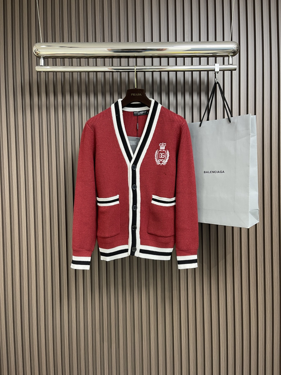 NO:123495,DOLCE&GABBANA DG early spring new knitted cardigan, normal style, imported multi-pitch cotton yarn design, embroidered letters dg look particularly high-end, one that looks good is versatile, the fabric is very comfortable, it is super comfortable to wear Size S-XL, Dolce&Gabbana, Dolce&Gabbana, alexander wang19860909DOLCE&GABBANA DG早春新款针织开衫,正常版型 采用进口机多针距棉纱 设计 绣花字母dg显得特别高级 一件好看的都百搭 面料非常舒适,穿起来超级舒服 尺码S-XL,,Dolce&Gabbana,Dolce&Gabbana,alexander wang,Men's clothing