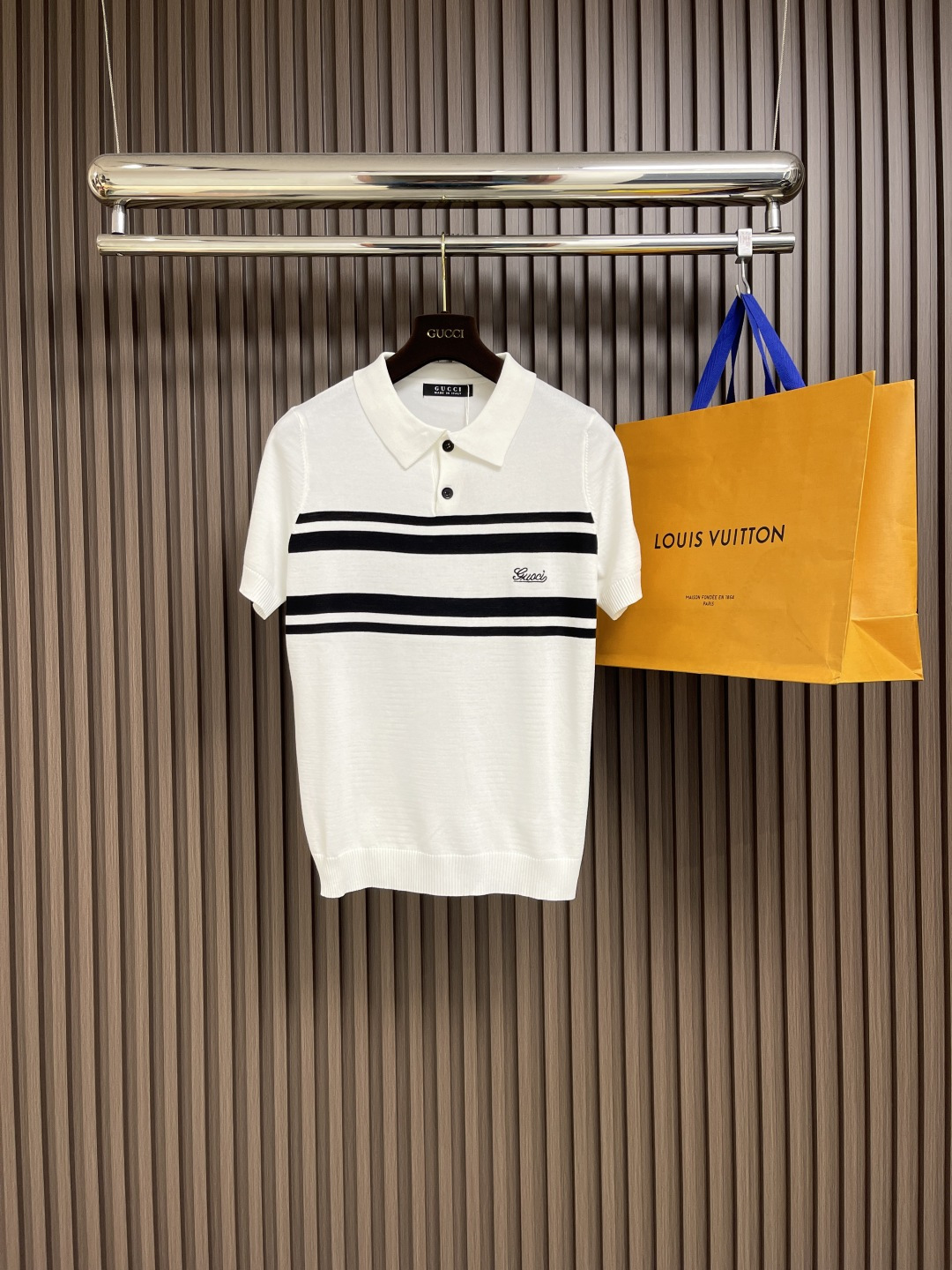 NO:123473,GUCCI SS summer new soft cotton knitted POLO, infusing crisp texture and classic charm. The shoulder-falling design complements the loose fit to create a flexible and versatile stacked item. Off-white cotton, ivory white inlay collar, short-sleeved ribbed piping!  The same style for men and women!  Size S-XL, gucci, T-shirt, alexander wang19860909GUCCI SS夏季新款柔软棉质针织POLO,注入挺括质感和经典韵味.落肩设计与宽松版型相得益彰,打造灵活百搭的叠搭单品.米白色棉布,象牙白色嵌花 领,短袖罗纹滚边！男女同款！尺码S-XL,,gucci,T-shirt,alexander wang,Men's clothing