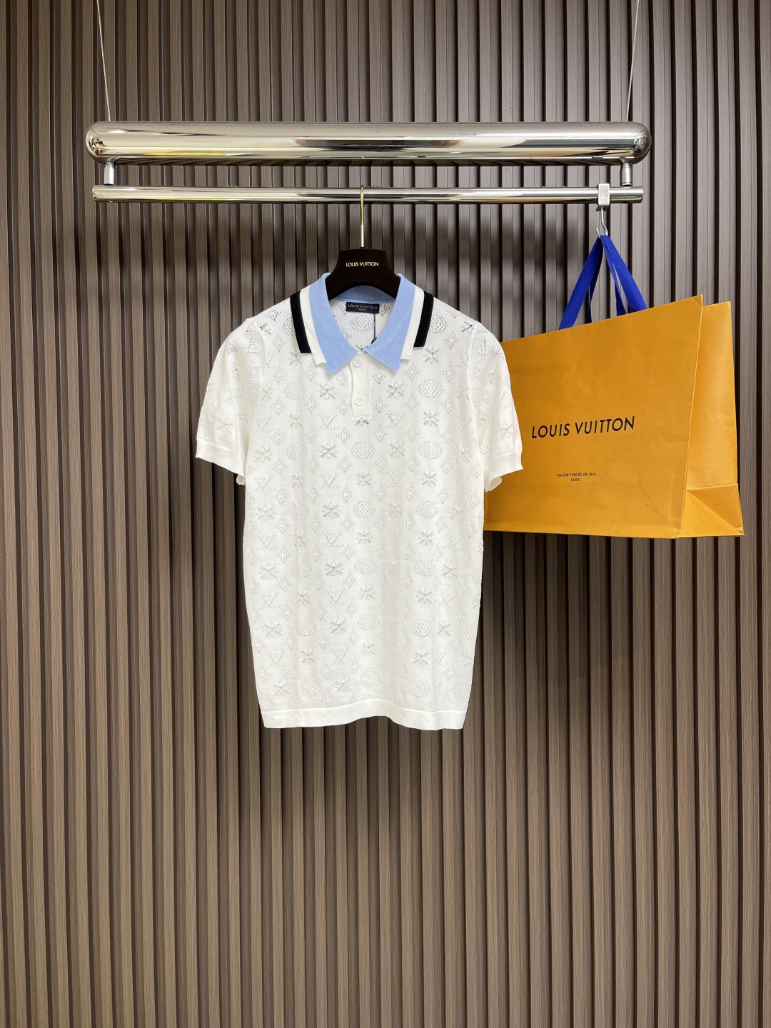 NO:123476,LV hollow knitted jacquard shirt with short sleeves POLO, the fabric is made of zp fixed-woven fixed-dyed cotton double yarn tight cotton.  Clean cloth surface.  Clear fabric pattern.  Soft and comfortable.  Good color fastness.  Not easy to discolor. The threads are fixed weaving and dyed without color difference. Size S-XL, louis vuitton, T-shirt, alexander wang19860909LV 镂空针织提花衫短袖POLO,面料采用zp定织定染全棉双纱紧密棉．布面干净．布纹清晰．柔软舒适．色牢度好．不易变色.螺纹采用定织定染无色差.尺码S-XL,,louis vuitton,T-shirt,alexander wang,Men's clothing