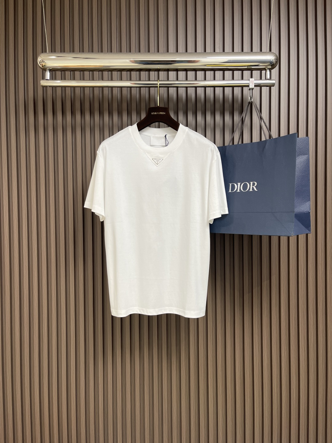 NO:123461,Prada short-sleeved T-shirt with triangular markings on chest, custom made 40 single yarn jersey fabrics, matched with 1*1 rootless threads, the iconic enamel-coated metal triangle logo embellishes the front, classic fashion, generous temperament, revealing the elegant style at a glance, using imported special aircraft infrared positioning, the position of the 