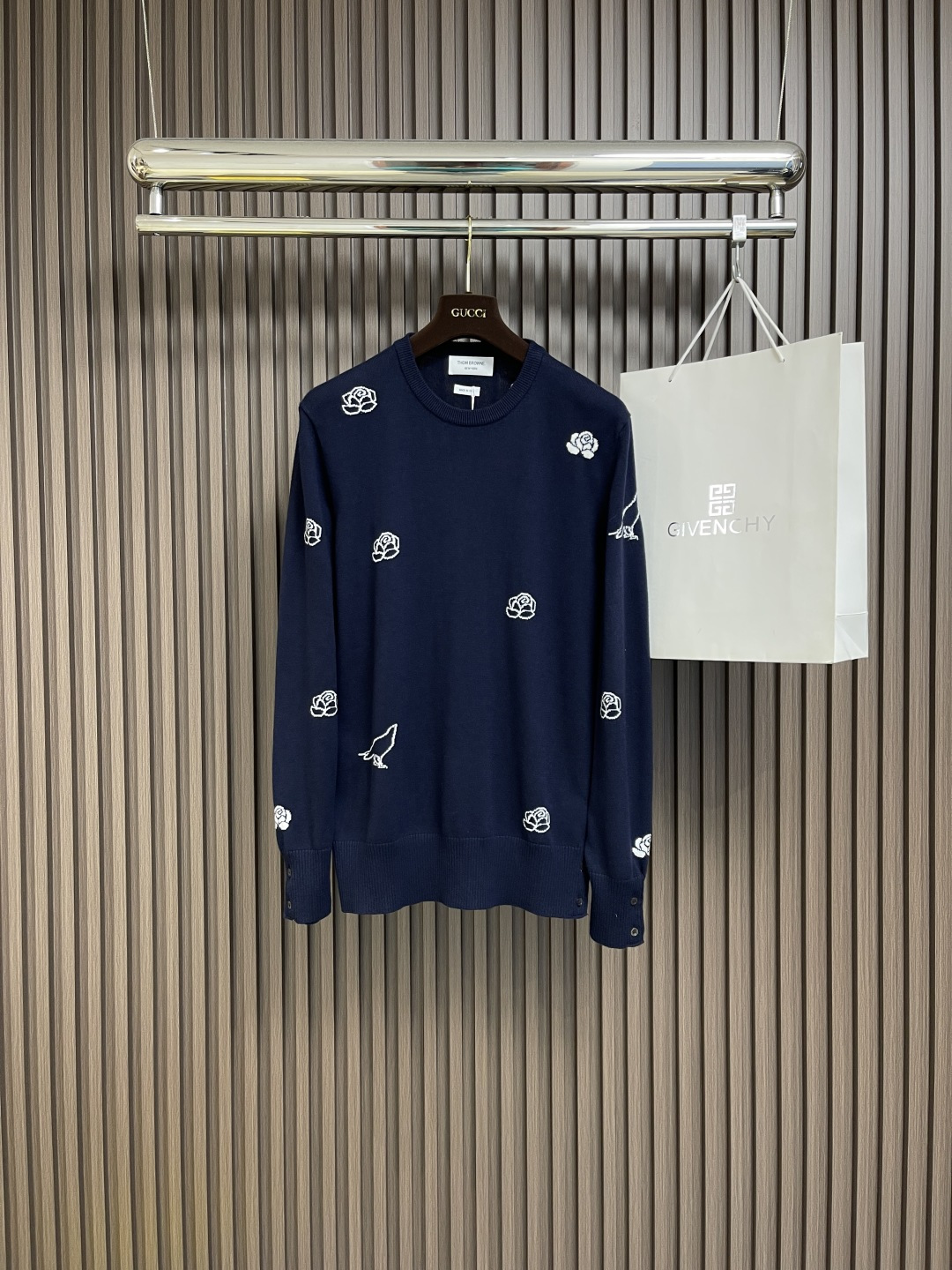 NO:125191,Thom browne TB Rose-Bird Jargon Round-neck Knitted Pullover Sweater is like a delicate work of art. The roses and bird jacquard patterns on the sweater are lifelike, as if bringing a lively garden and a lively bird world to the body. Its round neck design is classic and versatile, and can be easily matched with various styles of bottoms. The exquisite knitting process not only makes the pattern clear and delicate, but also ensures the texture and comfort of the sweater. Whether it is going out on the street or attending fashion parties, wearing this sweater instantly makes you become the focus, highlighting your unique fashion taste and elegant style, and is the best choice for those who pursue personality and quality. Size 1-2-3-4,,sweaters,alexander wang19860909thom browne TB 满身玫瑰花小鸟图案提花圆领针织套头毛衣,宛如一件精致的艺术品.毛衣上的玫瑰花与小鸟提花图案栩栩如生,仿佛将一个充满生机的花园与灵动的鸟儿世界搬上了衣身.它的圆领设计经典且百搭,能够轻松搭配各种风格的下装.精致的针织工艺不仅让图案清晰细腻,更确保了毛衣的质感与舒适度.无论是在日常出街还是参加时尚聚会,穿上这件毛衣,都能让你瞬间成为焦点,彰显独特的时尚品味与高雅格调,是追求个性与品质人士的不二之选.尺码1-2-3-4,,sweaters,alexander wang,Men's clothing