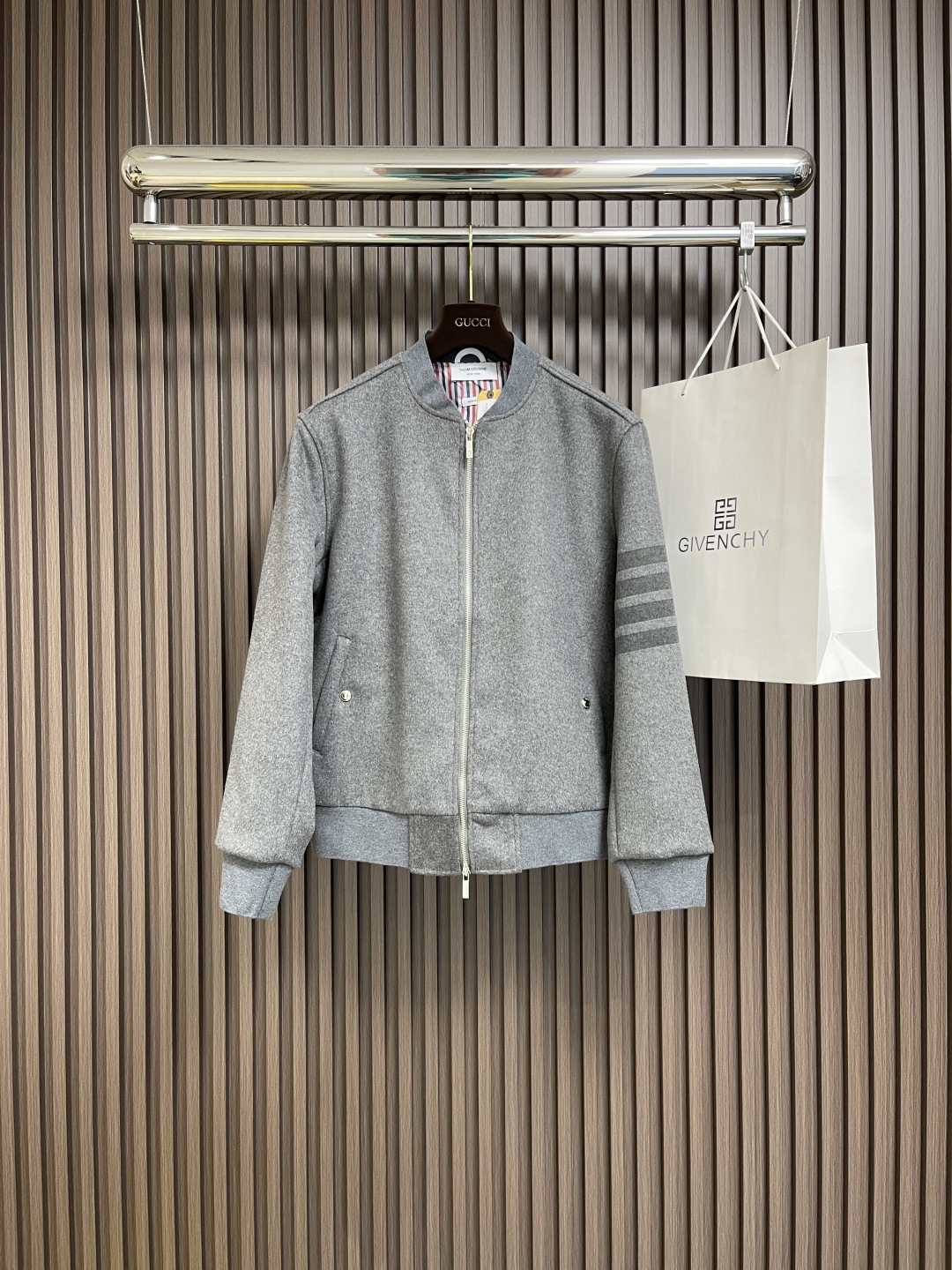 NO:125240,ThomBrowne TB color wool baseball jacket, classic four-stripe paired with gray color bars, low-key and fashionable, baseball collar design wool material, must-have item in early spring!  !  Matched with yb hardware zipper buttons, threaded knit cuff hem neck size 1-2-3-4,,thom browne,manolo blahnik,jackets & coats,jackets & coats,alexander wang19860909ThomBrowne汤姆布朗 TB 色织四杠毛呢棒球夹克外套,经典四条纹搭配灰色色杠,低调又不失时尚,棒球领设计羊毛呢材质 初春必入单品！！搭配yb五金拉链纽扣 螺纹针织袖口下摆领口尺码1-2-3-4,,thom browne,manolo blahnik,jackets & coats,jackets & coats,alexander wang,Men's clothing