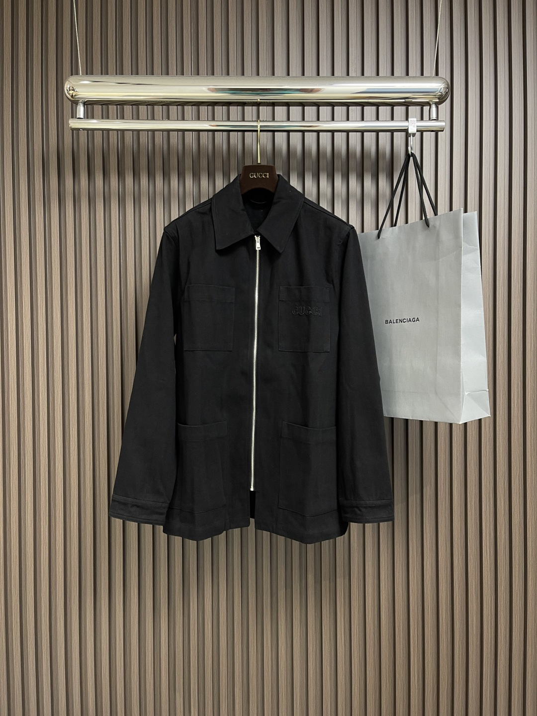 NO:125242,GUCCI 2025 ss Spring and Summer New Black Denim Lapel Long Sleeve Denim Jacket, Custom Washed Denim Cotton Fabric, Metal Zipper Opening and Plate, Symmetrical Appliance of Front Chest and Hem, Letter Logo Appliance, Back Shoulder Brand Letter Hot Diamond Casual Style Is Not Picky for People. Size 46-52,, Gucci, Jackets & Coats, Alexander Wang19860909GUCCI 2025 ss春夏新款黑色牛仔翻领长袖牛仔外套,定制洗水牛仔棉布面料,金属拉链开和门襟,前胸和下摆对称贴布口袋,字母logo贴饰点缀,后肩品牌字母烫钻 休闲款式不挑人穿.尺码46-52,,gucci,jackets & coats,alexander wang,Men's clothing