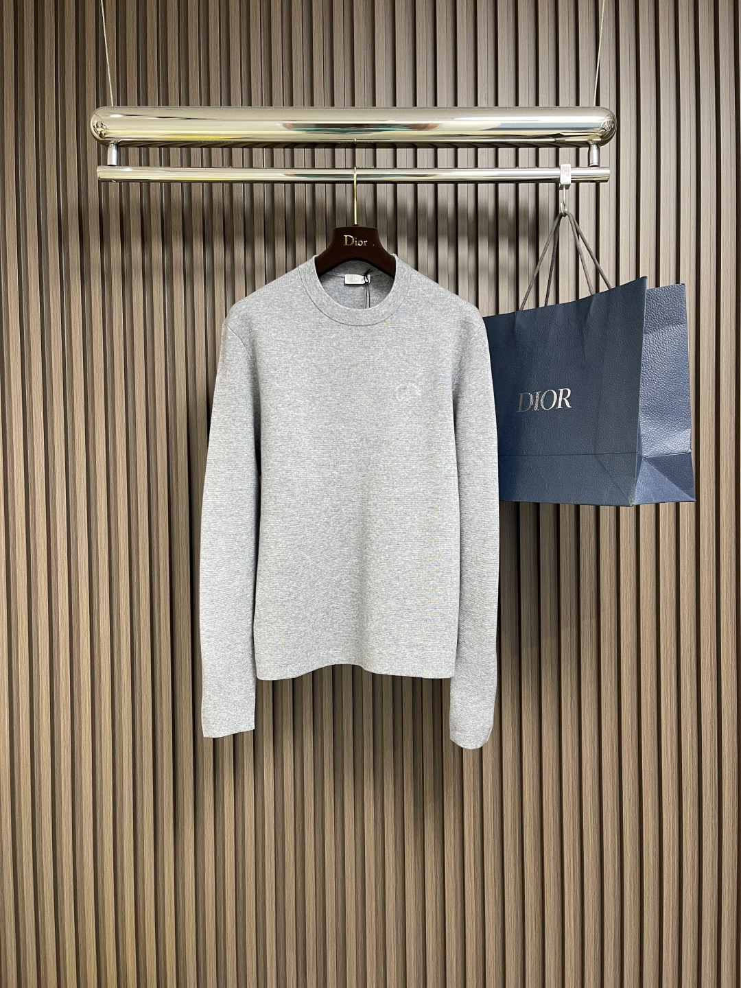 NO:125238,Dior 2025ss new CD icon sweater, a brand new interpretation of classic items. It is carefully crafted from gray wool knitted fabric, and the chest is decorated with cd icon gravure embroidery, which is unique. It presents an elegant draping effect and is an ideal item for matching jeans and formal trousers. Size S-XL, dior, jeans, sweaters, alexander wang19860909Dior 2025ss新款 cd icon 针织衫毛衣,全新演绎经典单品.采用灰色绵羊毛针织面料精心制作,胸前饰以cd icon凹印刺绣,别具一格.呈现优雅的垂坠效果,是搭配牛仔裤和正装长裤的理想单品.尺码S-XL,,dior,jeans,sweaters,alexander wang,Men's clothing