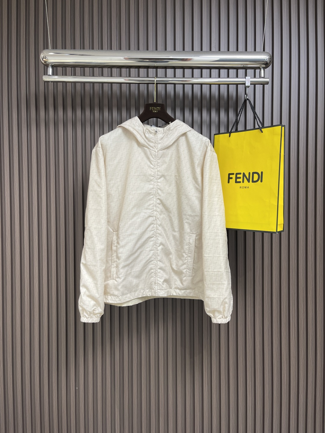 NO:125225,Fendi Indonesian nylon windproof jacket is made of high-end ultra-fine nylon material. The fabric has special treatment and is both waterproof and wear-resistant; it also has a soft touch and a lightweight wear feeling. Nylon itself has good wrinkle resistance and is easy to take care of everyday. The brand's classic double f logo is presented on the fabric through screen printing technology, with bright colors and strong durability. After careful cutting, the logo of the ready-made garment is lined up, which is restored. The hood and hem are both round beef tendon drawstrings and customized metal adjustment buckles, which can adjust elasticity according to needs. Zipper design is also a must-have way of opening and closing for windbreakers. The zipper head with brand letters also reflects the brand recognition. The flat beef tendon cuffs fit well with the wrist.  It is comfortable and warm. The double-sided bag is designed to facilitate storage of items, and the bag has a edging to make it beautiful and elegant. Size 46-52, fendi, jackets & coats, hats, alexander wang19860909fendi 满印尼龙防风夹克,选用高端的超细尼龙材质,面料经过特殊处理之后兼具防水性和耐磨性；同时又具有柔软的触感和轻盈的穿着感.尼龙本身有很好的抗皱性,易于日常打理.通过丝网印花技术将品牌经典的双f logo呈现于面料之上,色彩鲜艳,耐久性强.经过细致的裁剪将成衣的logo对位对线,做到了还原.兜帽和下摆均采用圆牛筋抽绳和定制金属调节扣,可根据需求调节松紧,拉链设计也是风衣的必备开合方式,带品牌字母的拉链头也体现了品牌辨识度.扁牛筋收袖口很好的贴合手腕．既舒适,又保暖.双侧袋的设计方便收纳物品,袋口有做包边,使其美观大方.尺码46-52,,fendi,jackets & coats,hats,alexander wang,Men's clothing